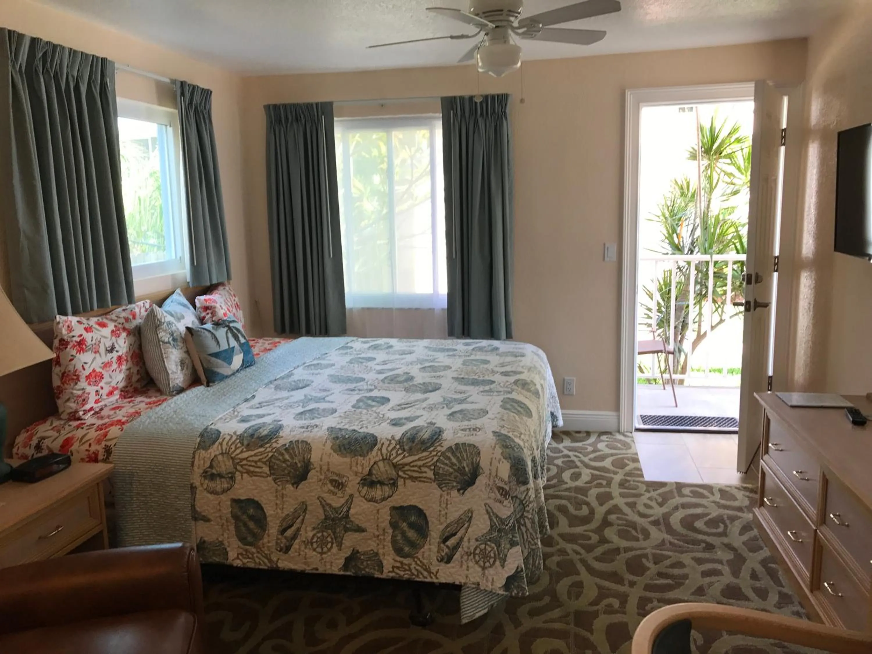 Bed in Carlton House Motel and Suites