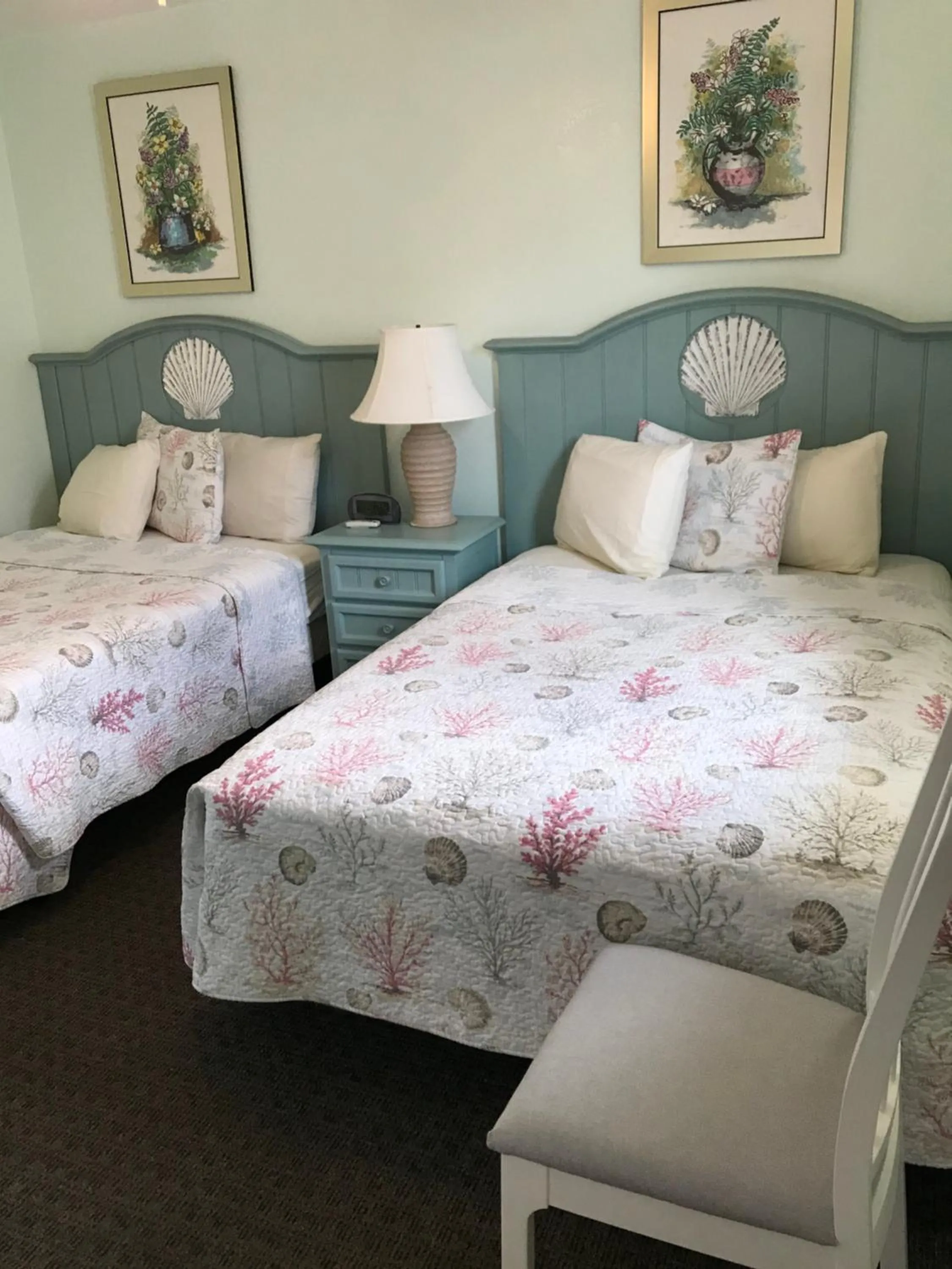 Bed in Carlton House Motel and Suites