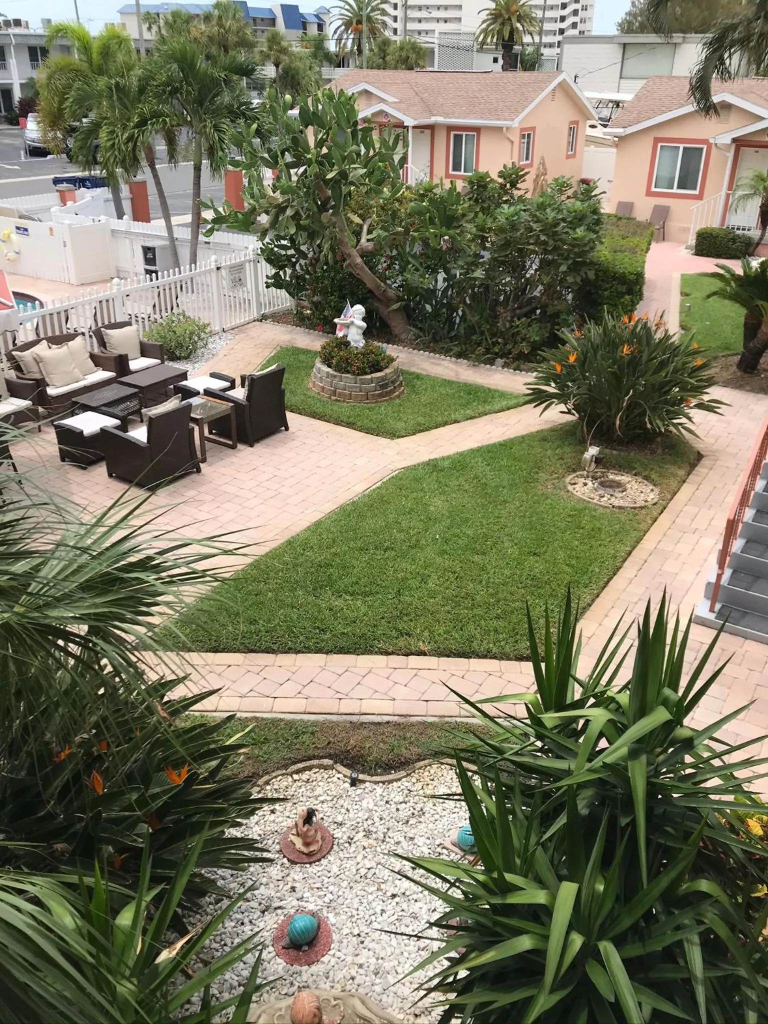 Carlton House Motel and Suites