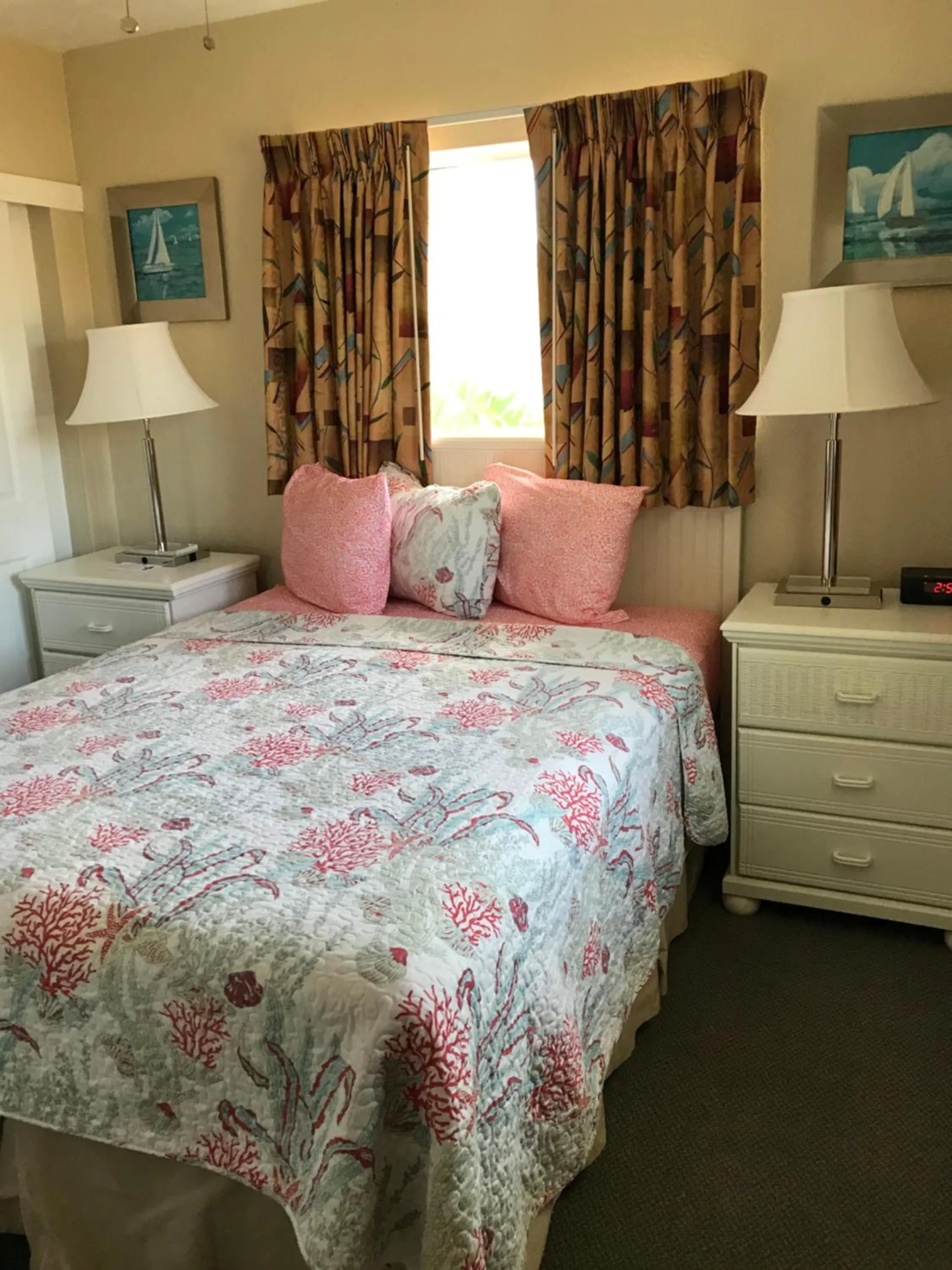 Bed in Carlton House Motel and Suites