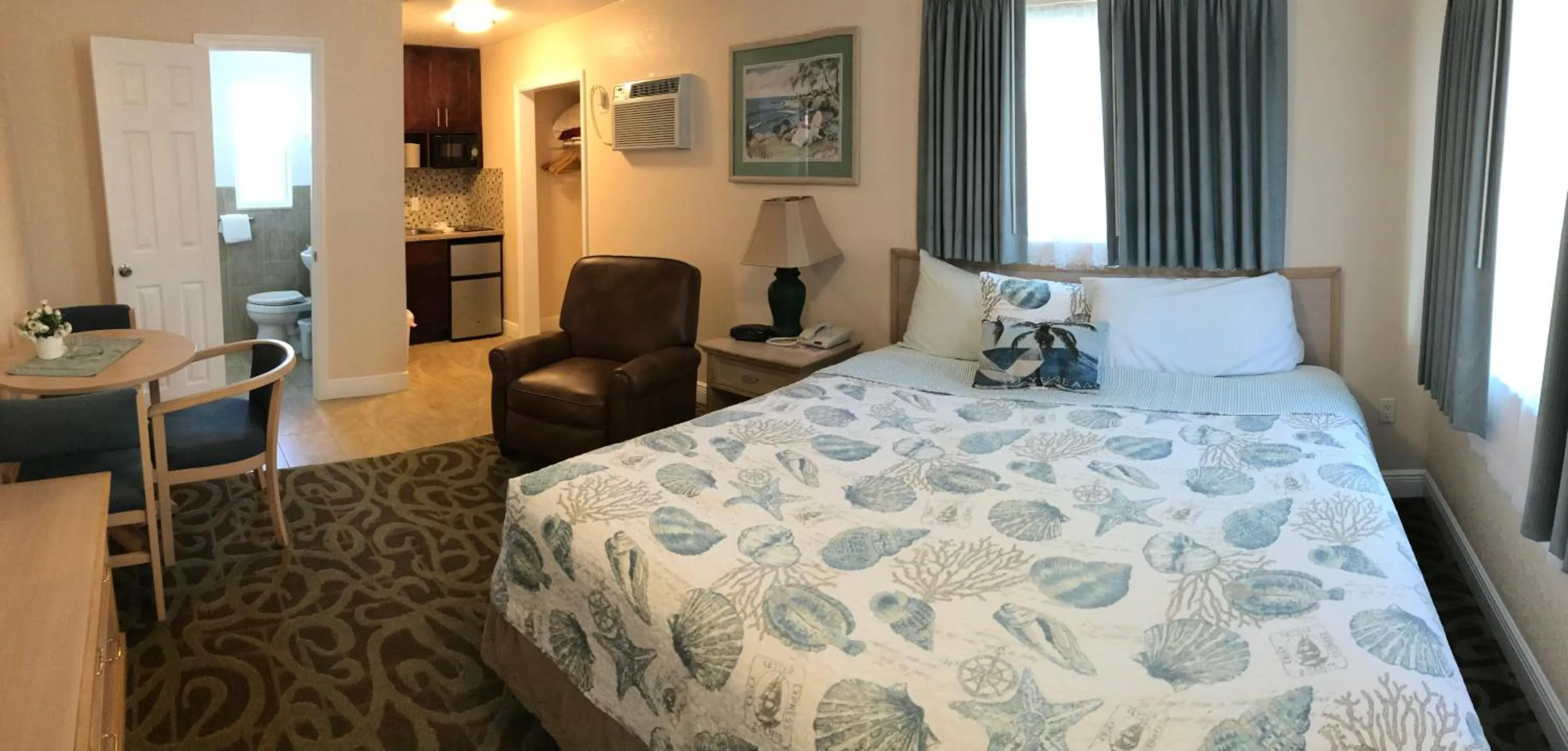 Bed in Carlton House Motel and Suites