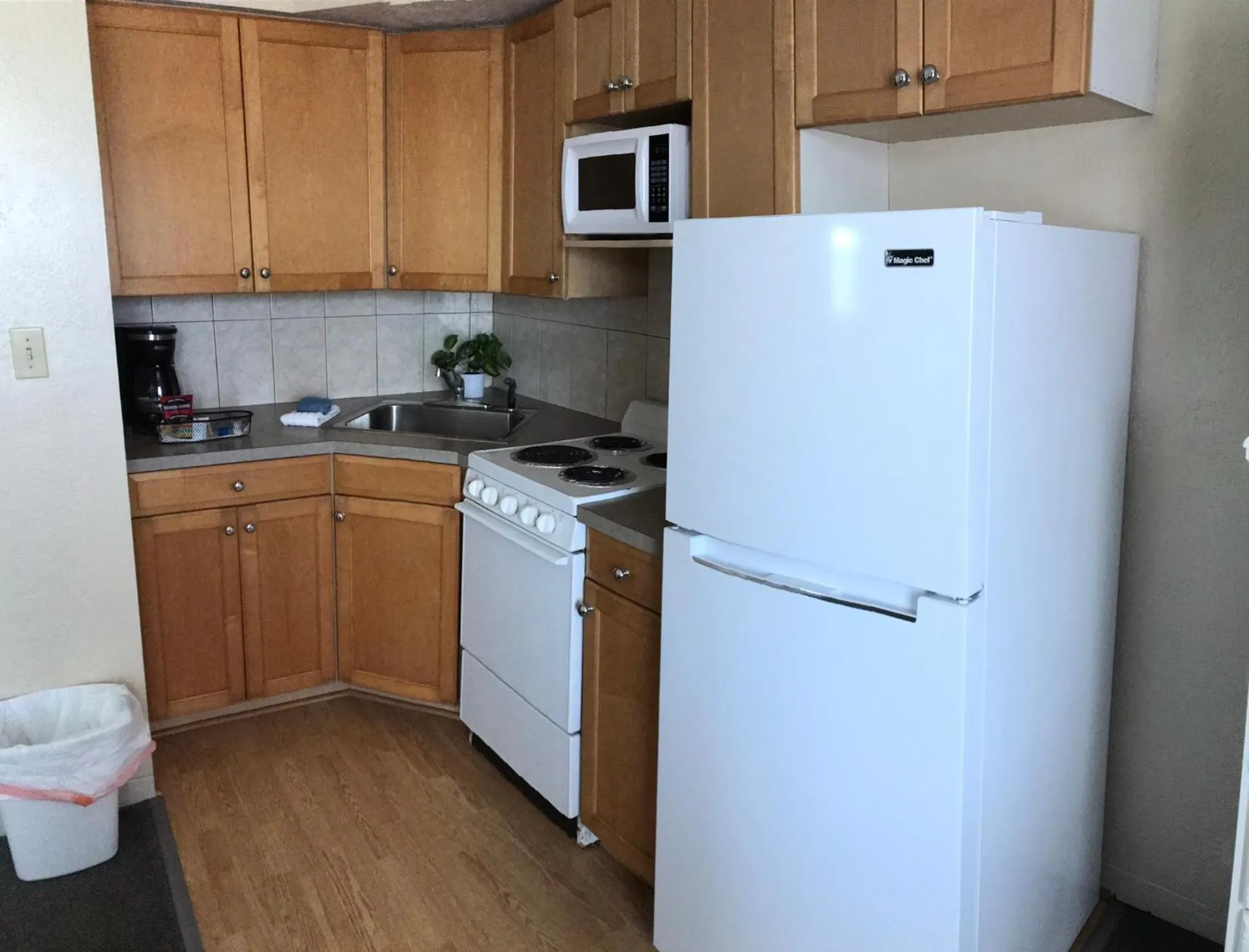 Carlton House Motel and Suites