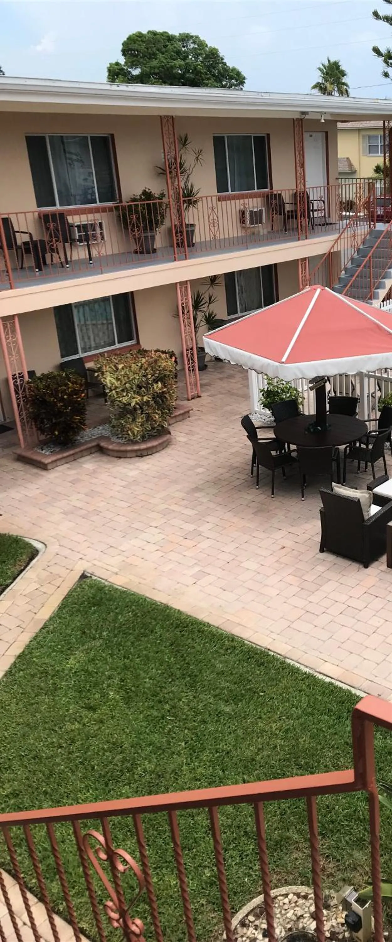 Carlton House Motel and Suites