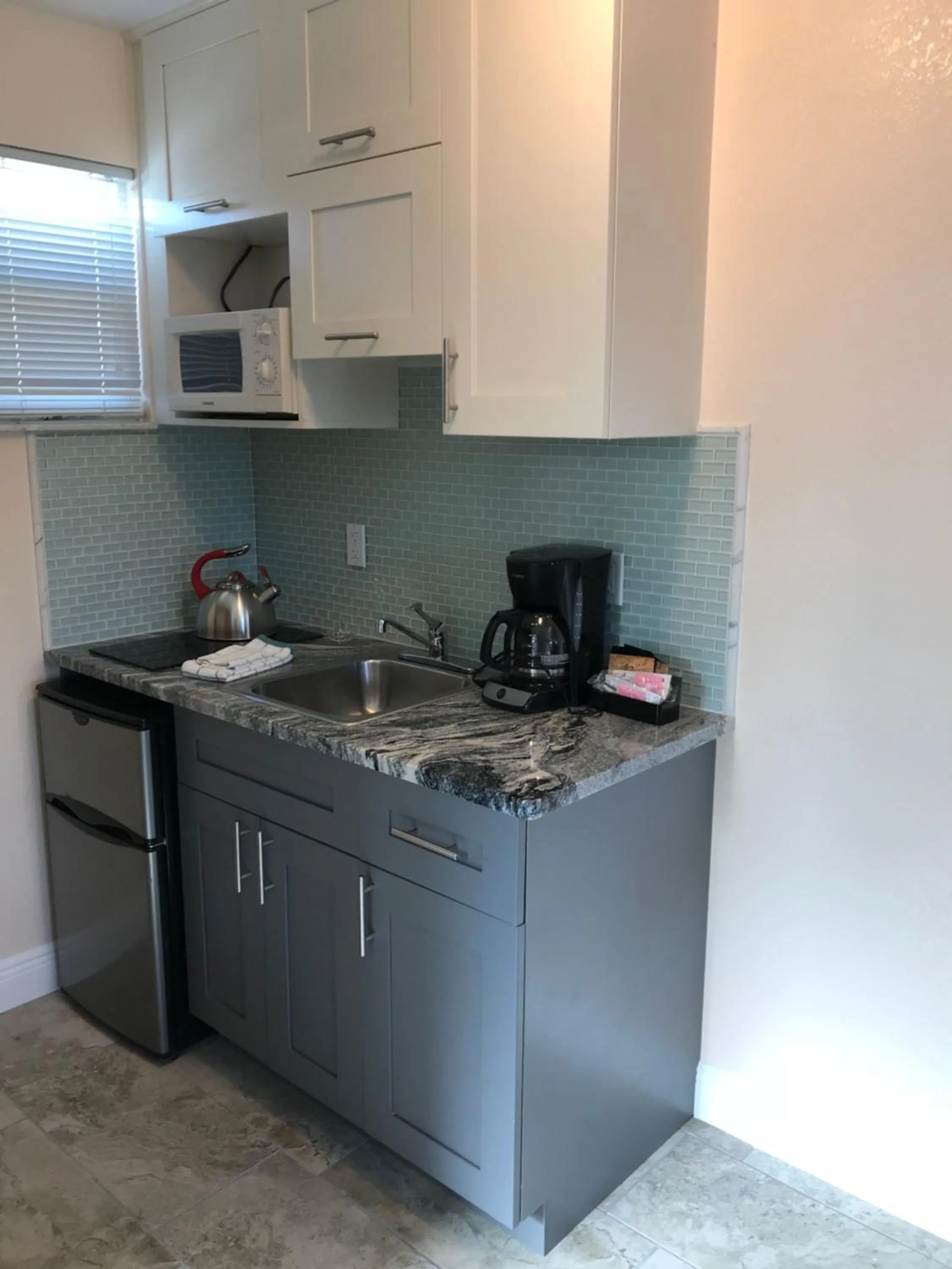 Carlton House Motel and Suites