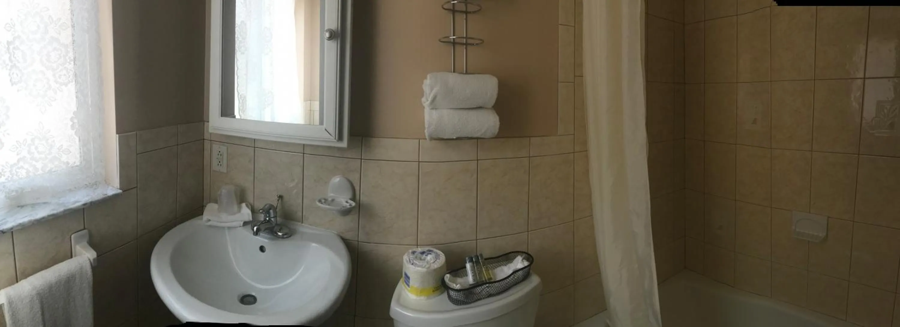 Carlton House Motel and Suites