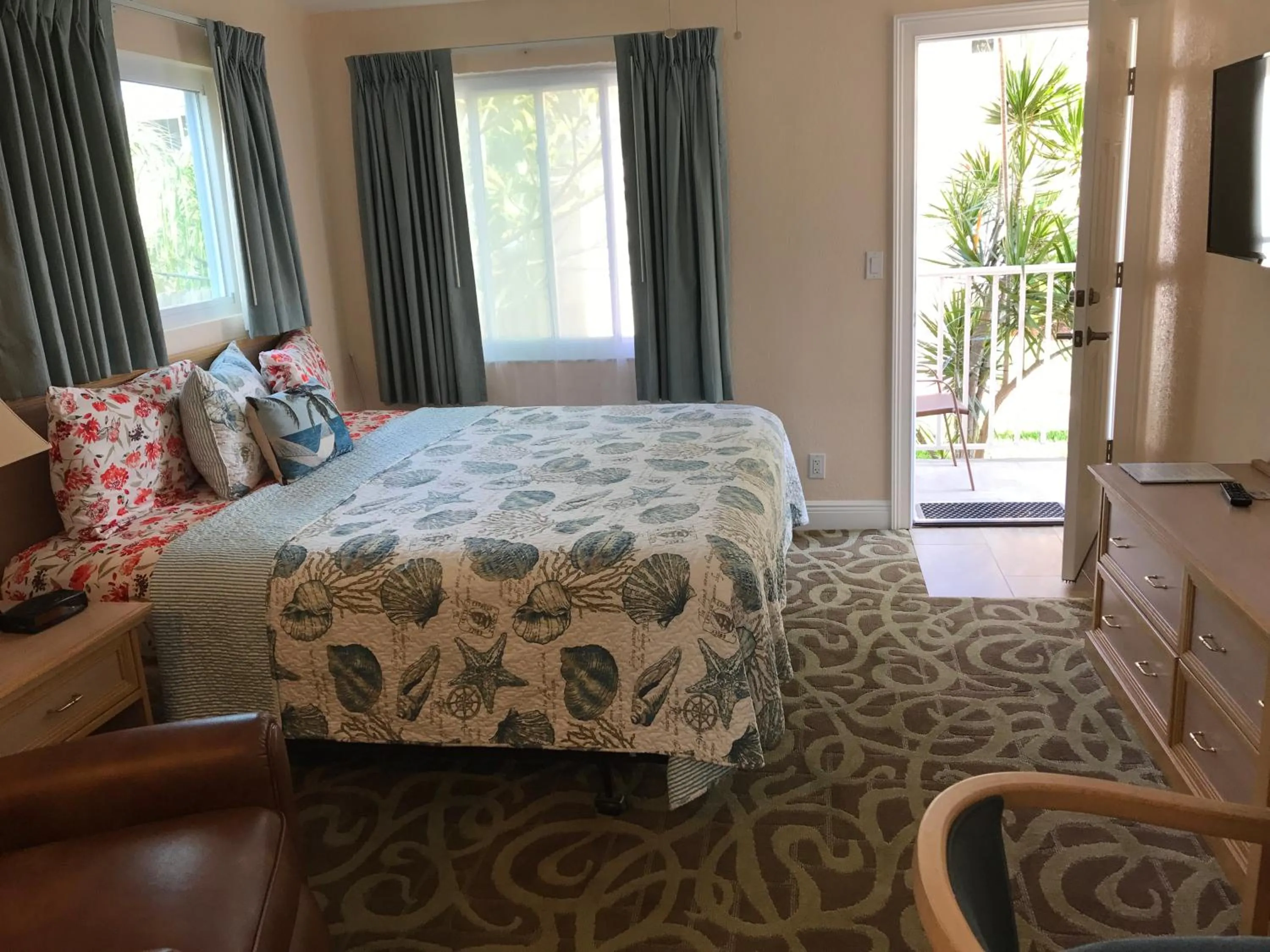 Bed in Carlton House Motel and Suites