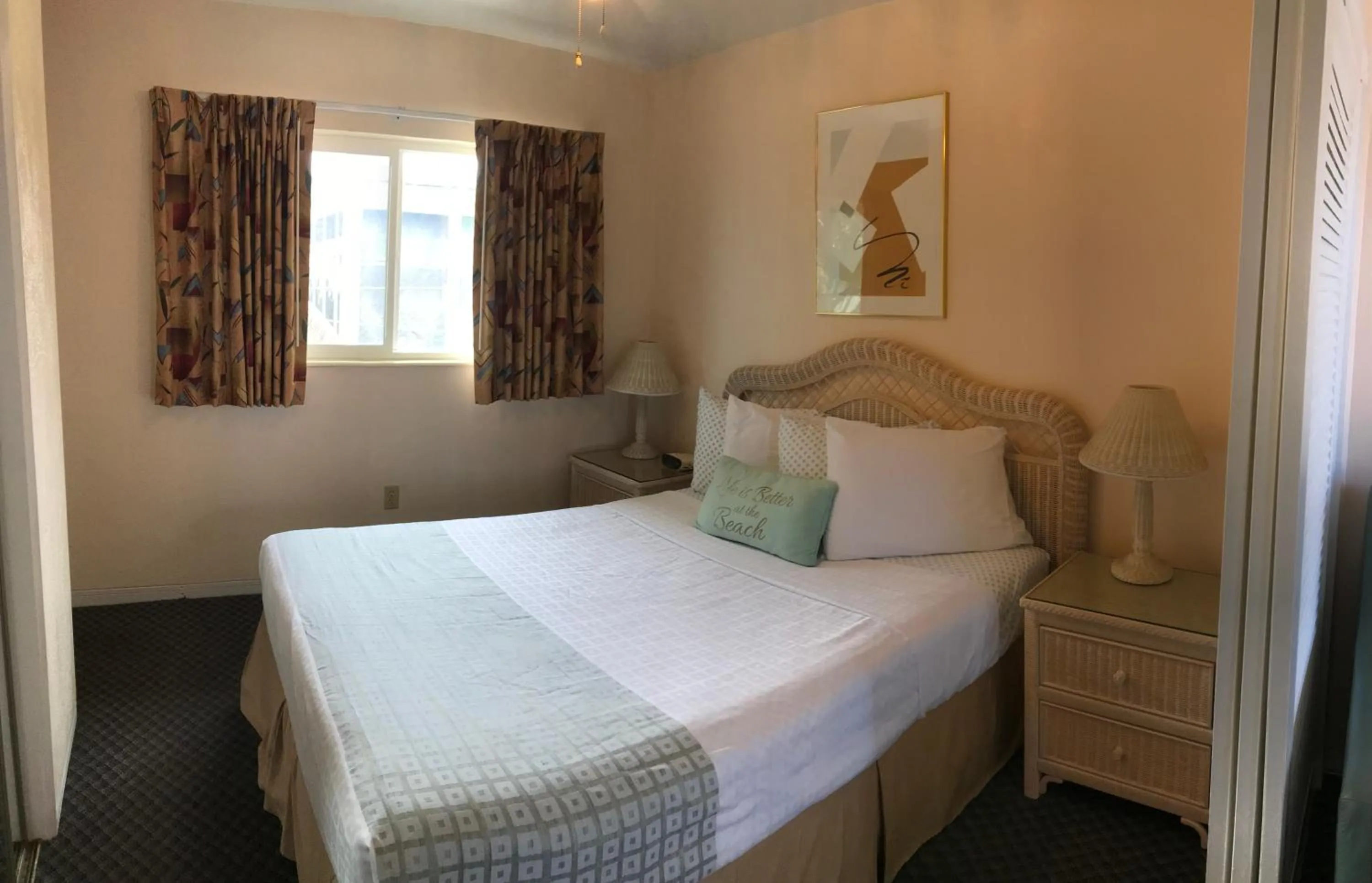 Bed in Carlton House Motel and Suites