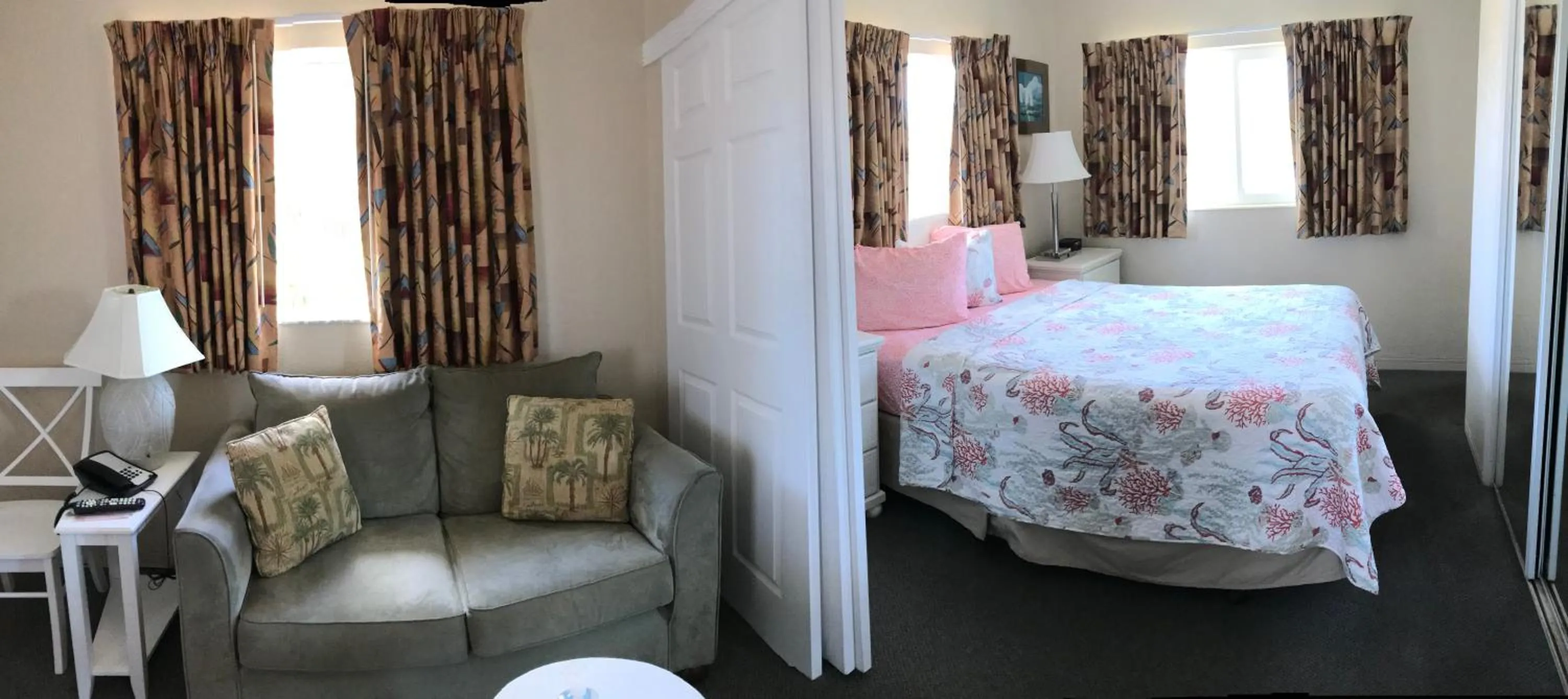 Bed in Carlton House Motel and Suites