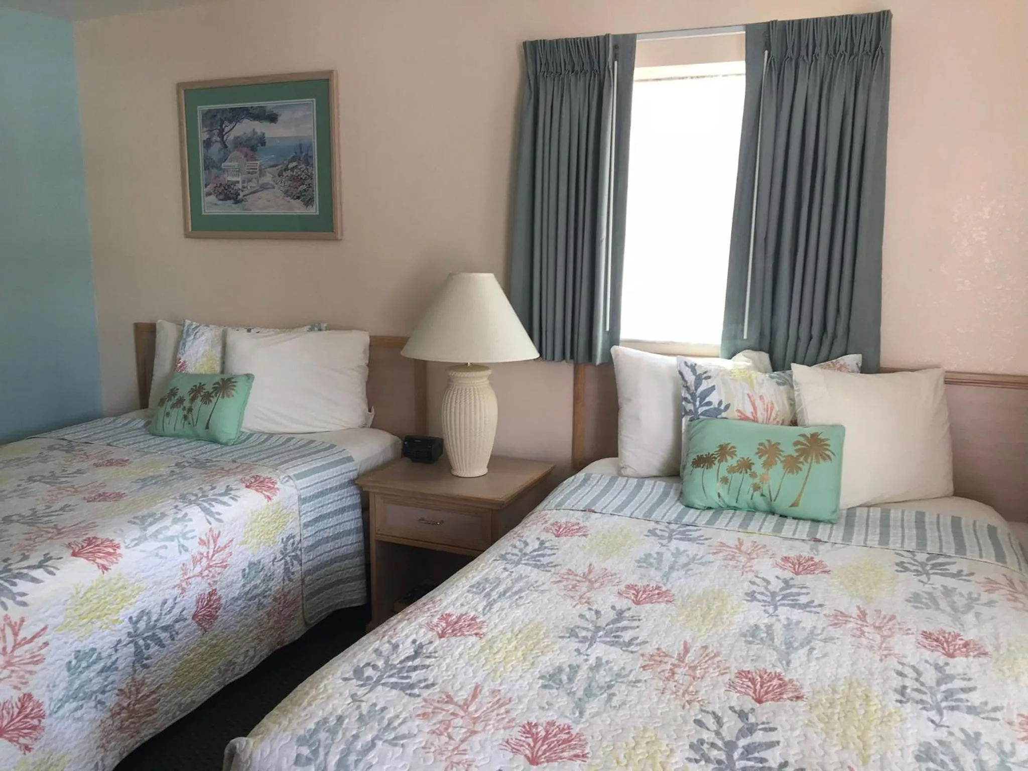 Bed in Carlton House Motel and Suites