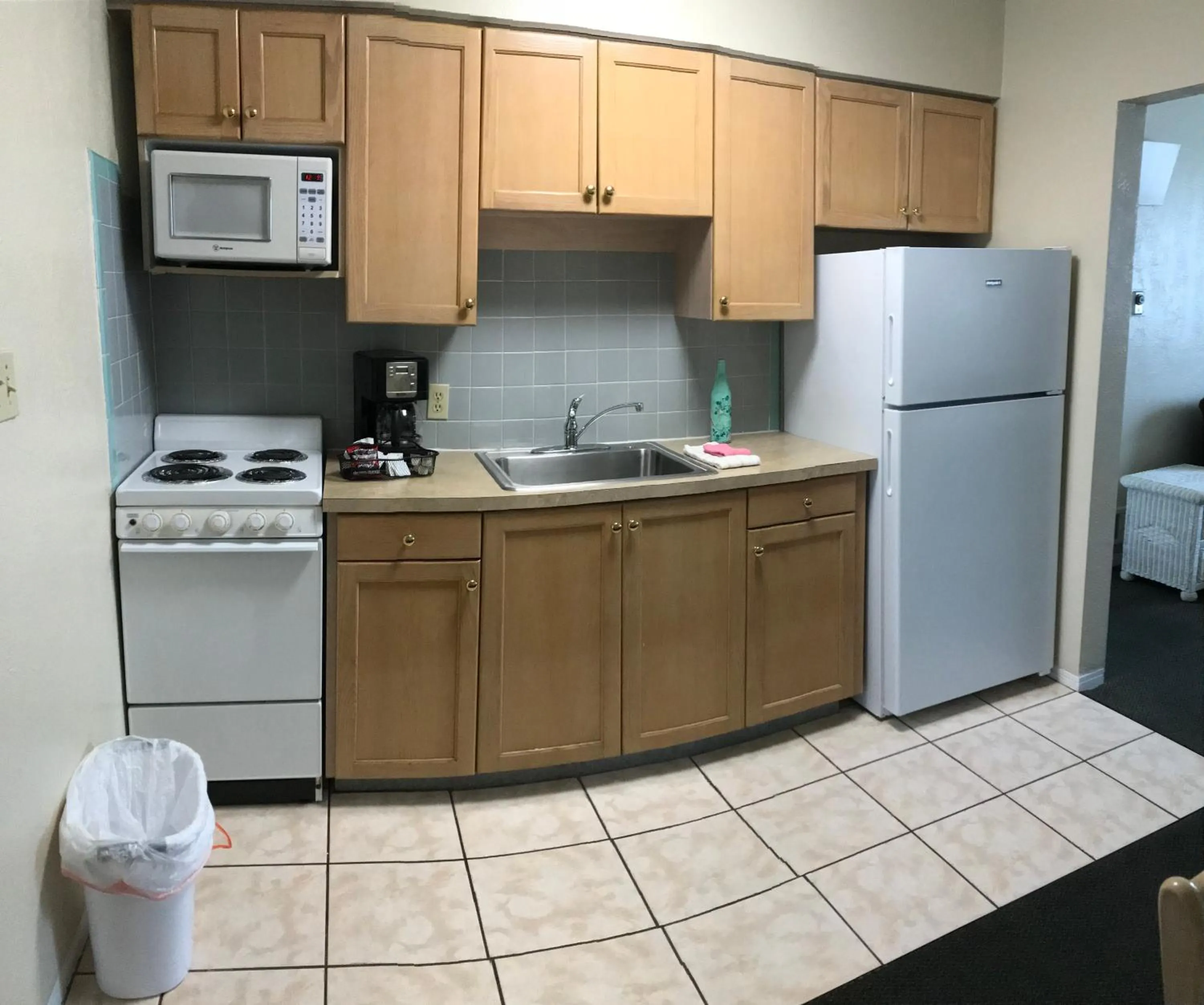 Carlton House Motel and Suites