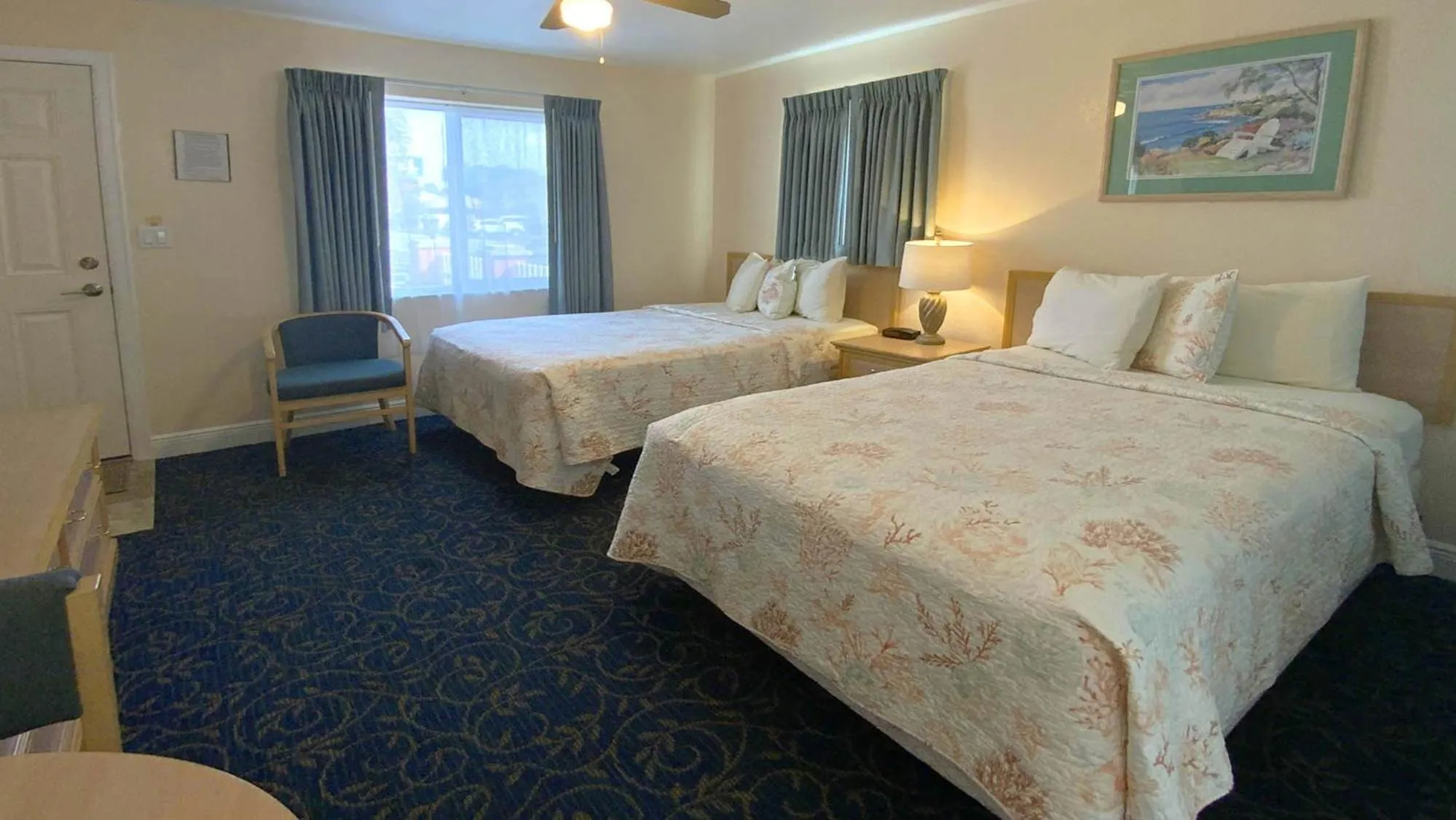 Bed in Carlton House Motel and Suites