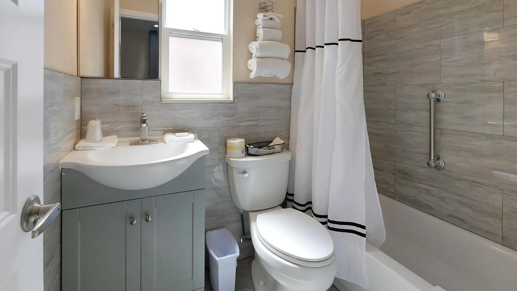 Carlton House Motel and Suites