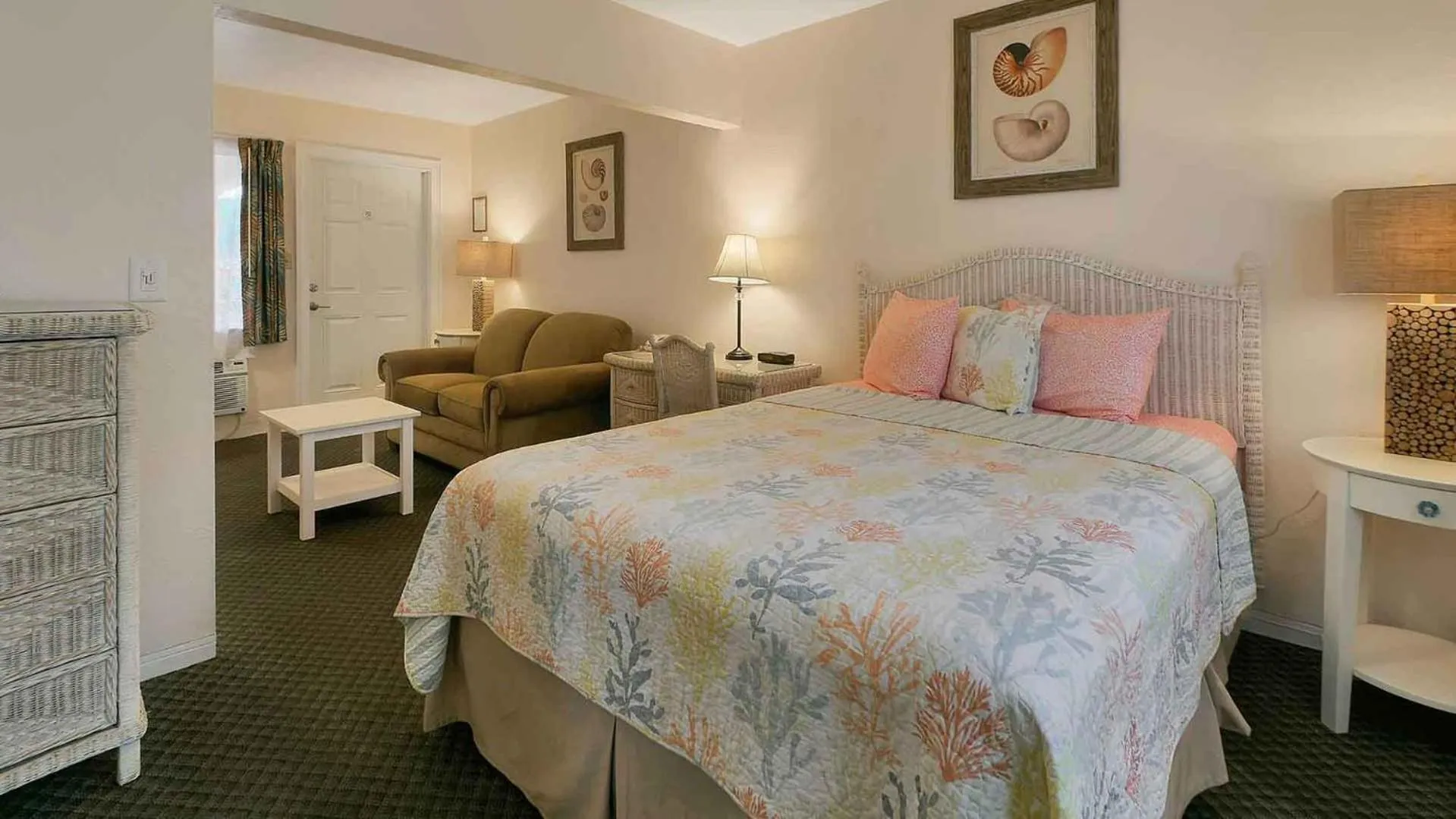 Bed in Carlton House Motel and Suites