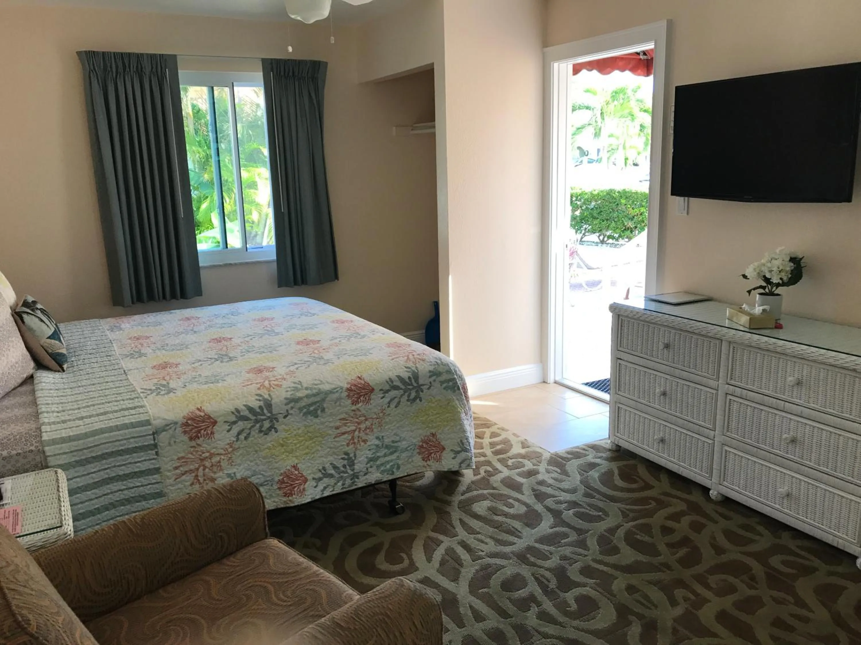 Bed in Carlton House Motel and Suites