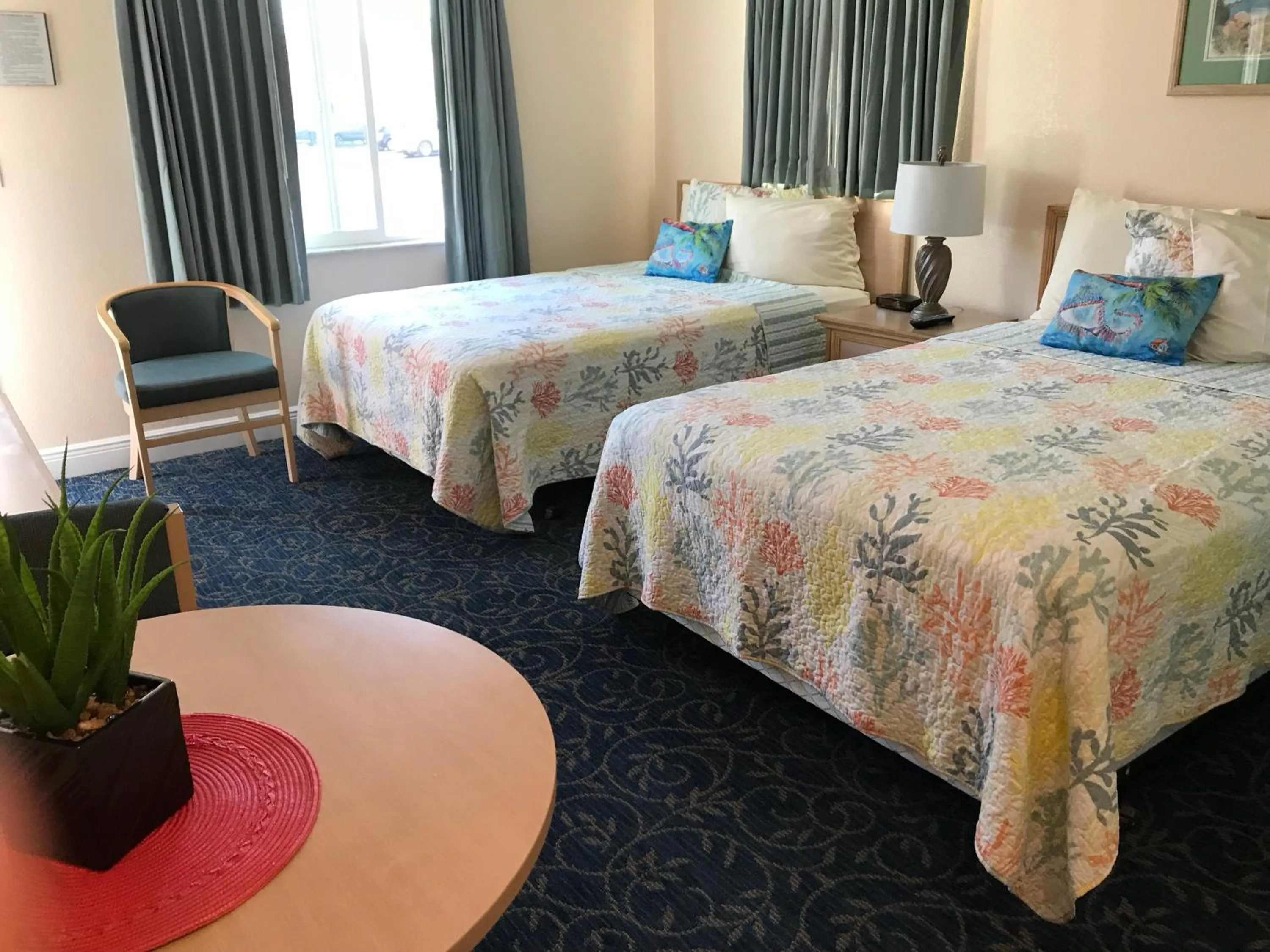 Photo of the whole room, Bed in Carlton House Motel and Suites
