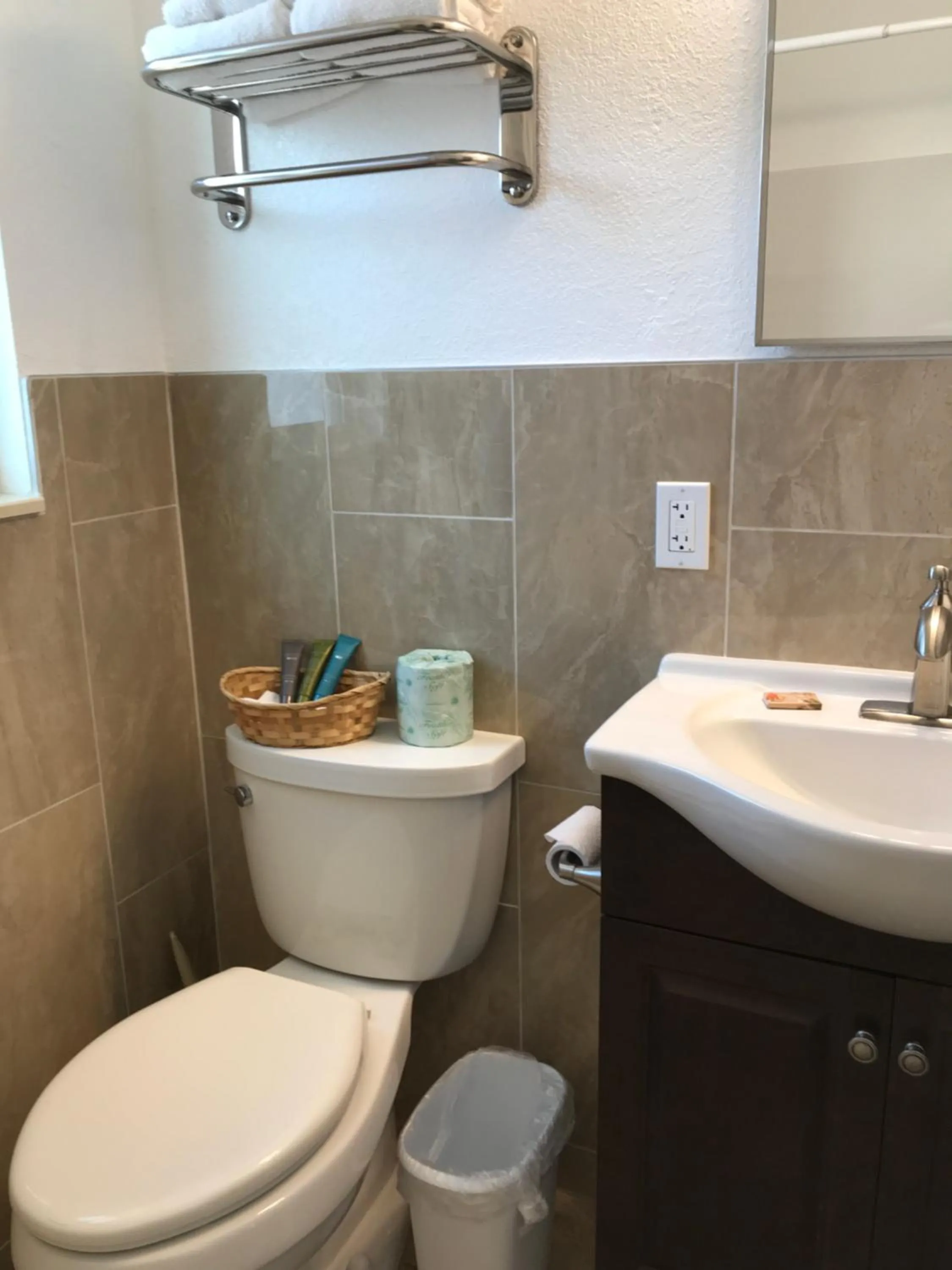 Carlton House Motel and Suites