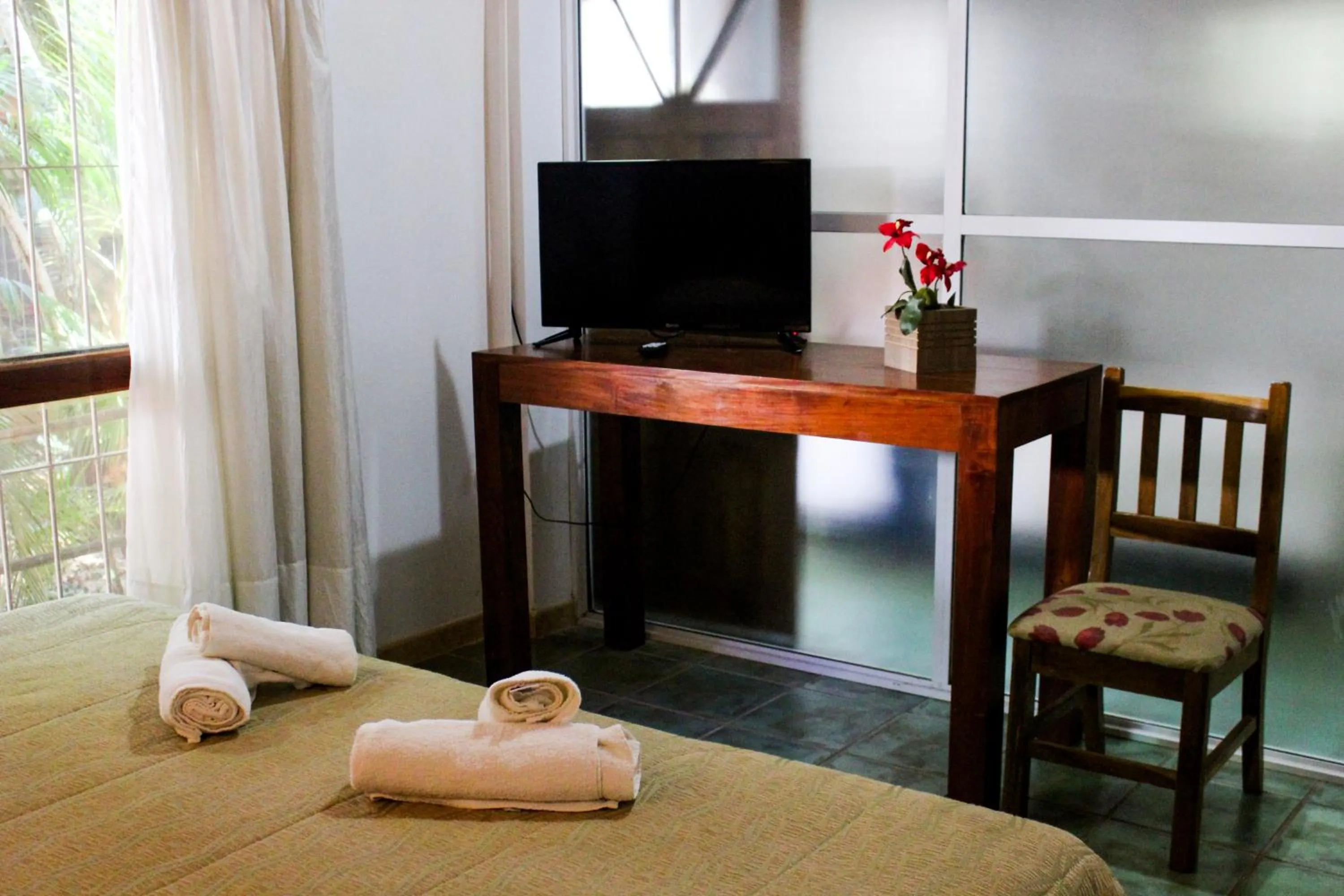 TV and multimedia, Bed in Palo Rosa Lodge