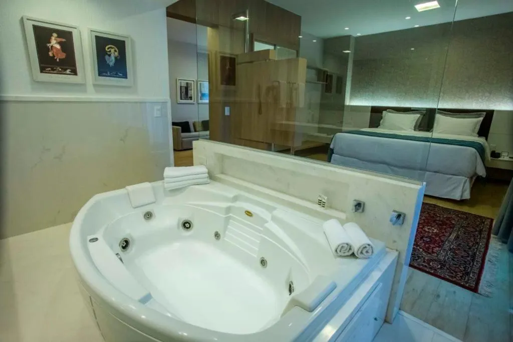 Bathroom, Bed in Mercure Uberlândia Plaza Shopping