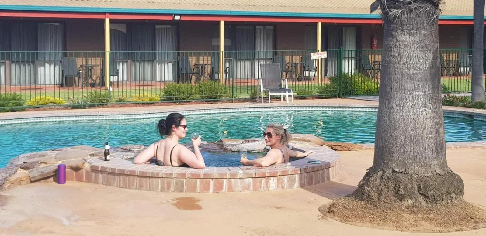 Swimming pool in Barooga Country Inn Motel