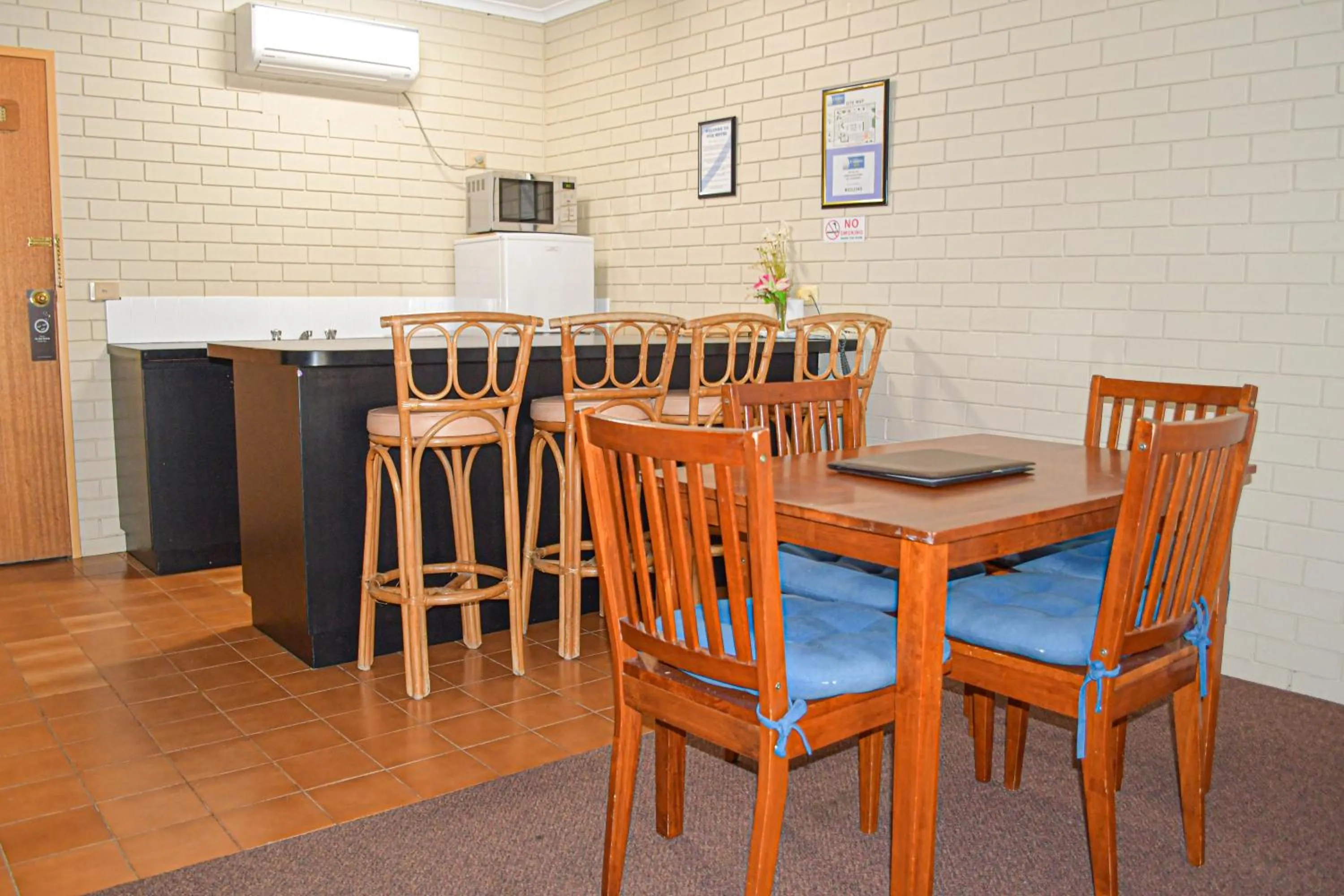 Family in Barooga Country Inn Motel