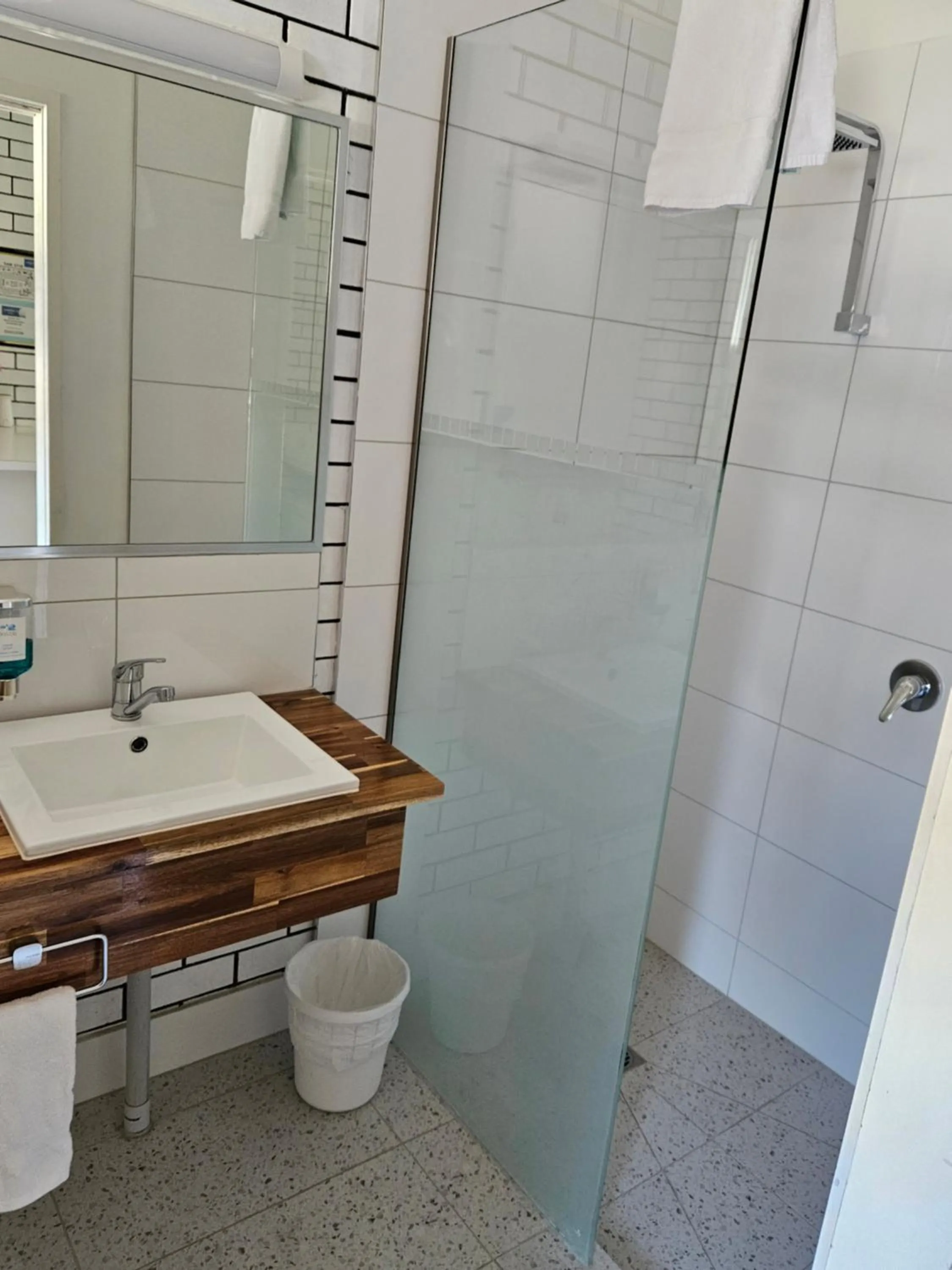 Shower in Barooga Country Inn Motel