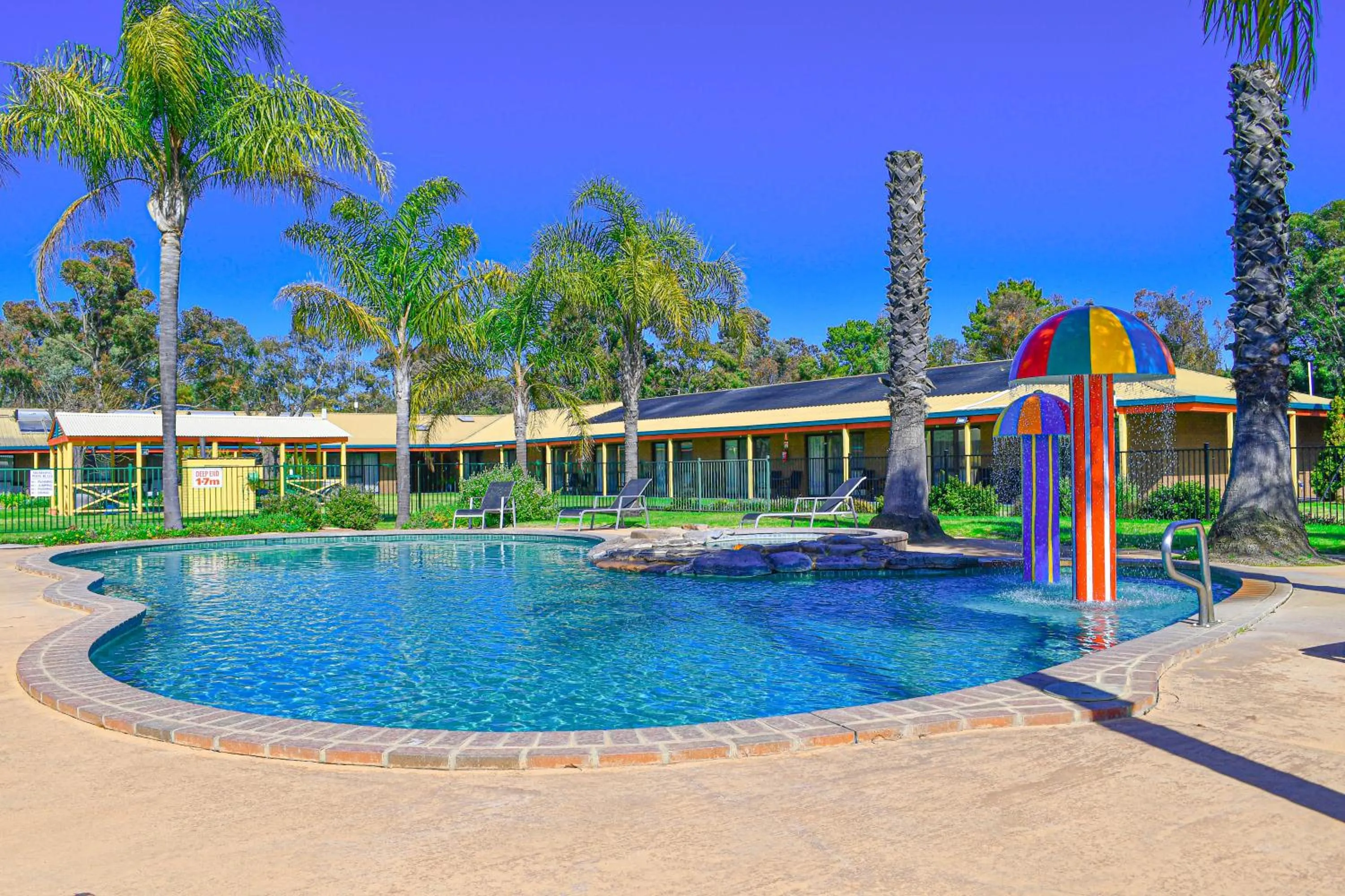 Swimming pool in Barooga Country Inn Motel