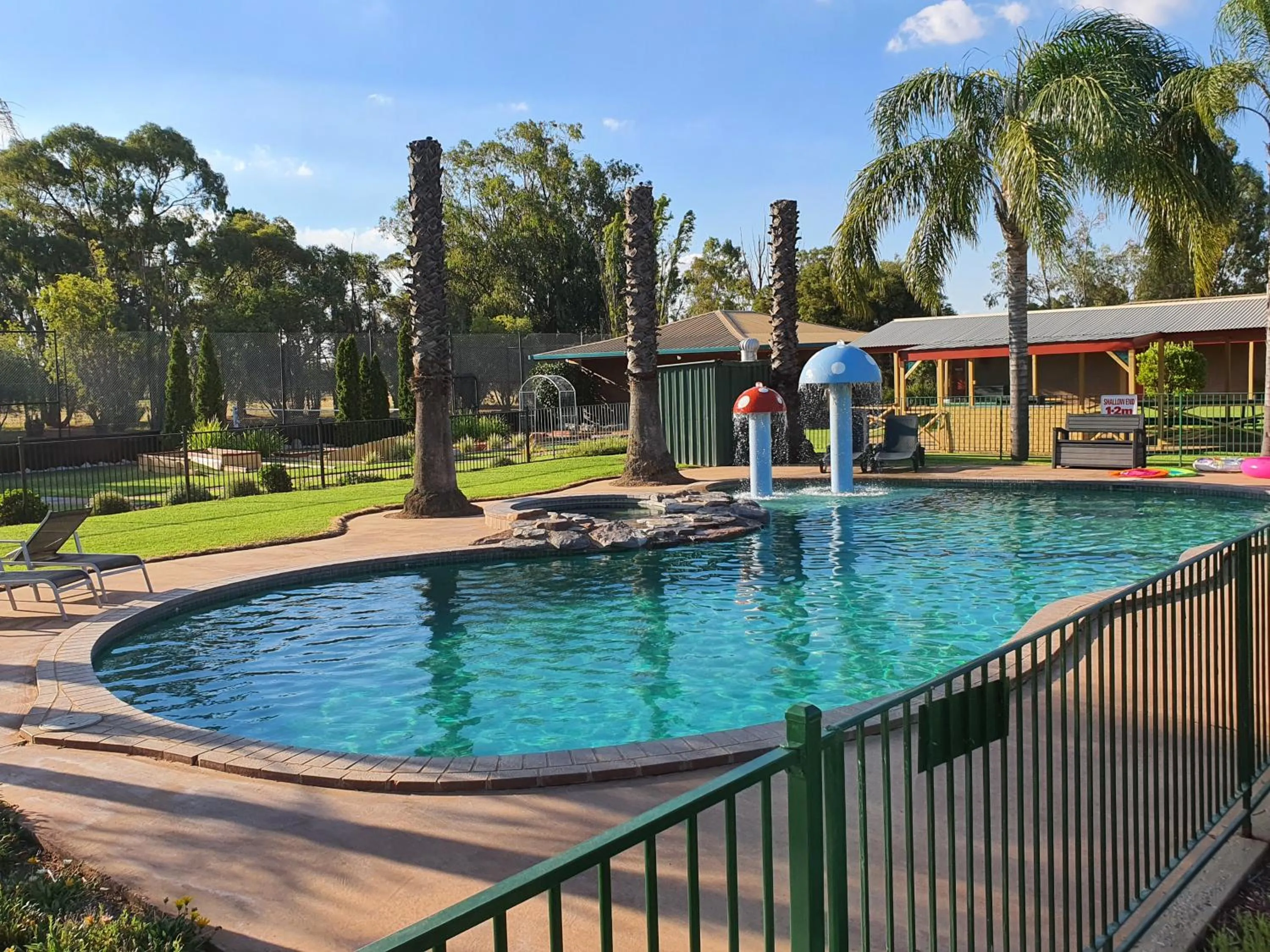 Swimming pool in Barooga Country Inn Motel