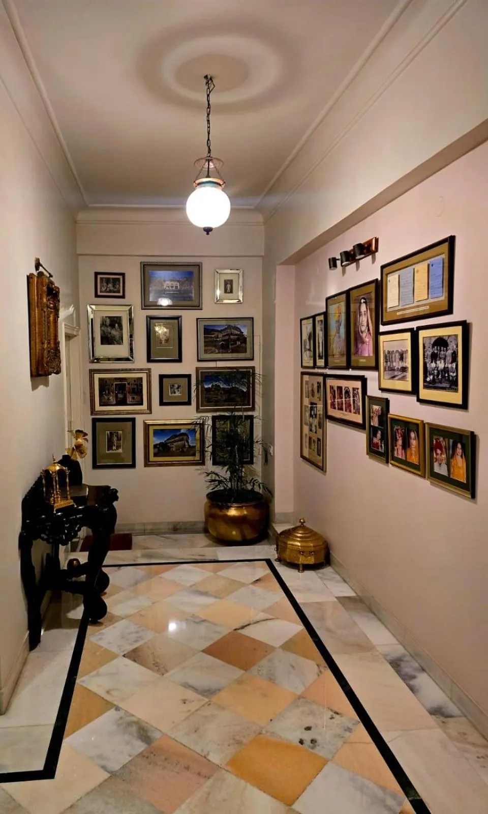 Facade/entrance in Barwara Kothi