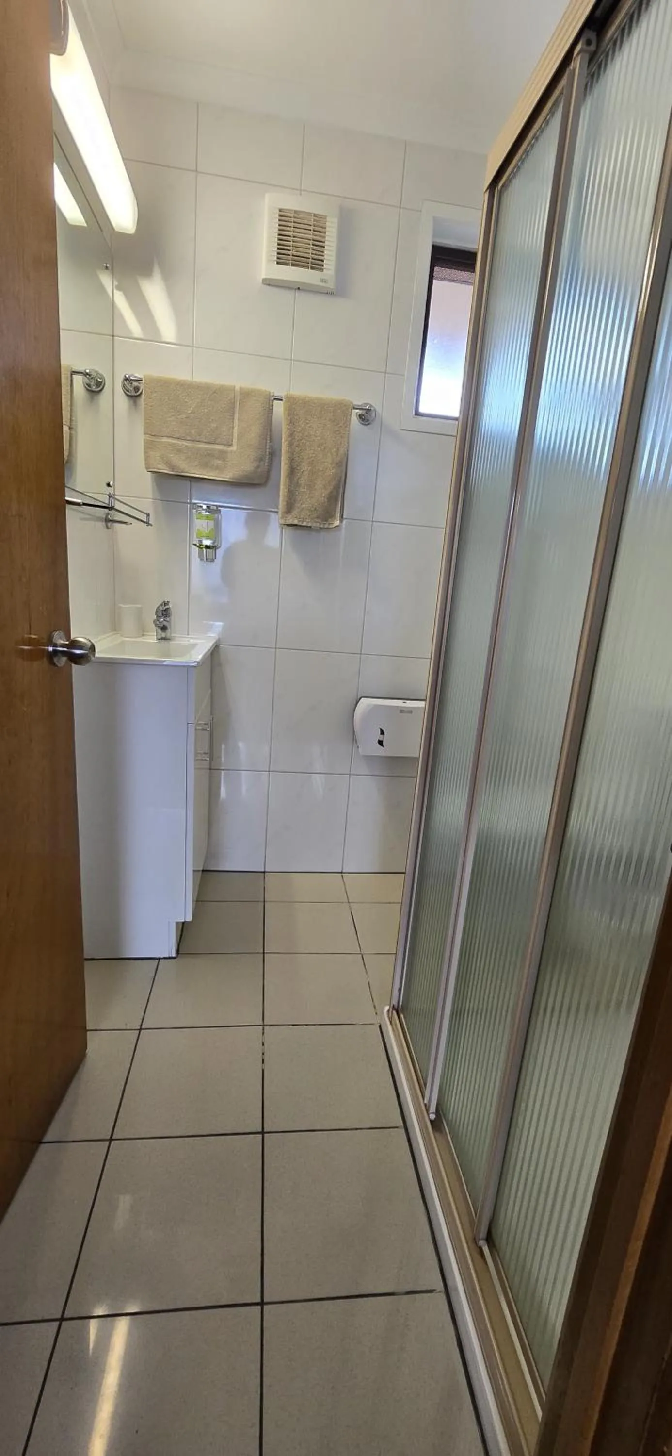 Bathroom in Whalers Rest Motor Inn