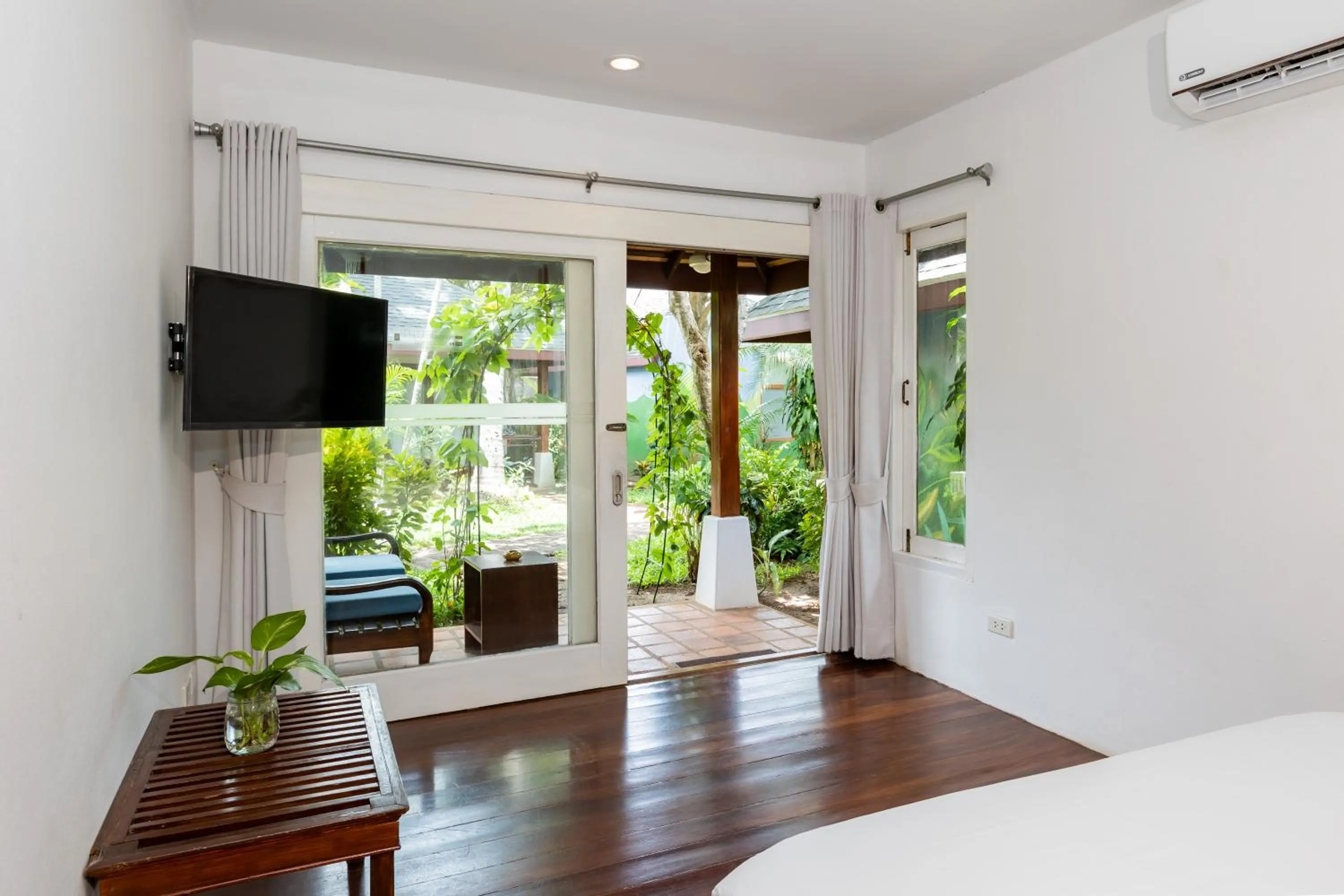 TV and multimedia, Bed in Malibu Beach Resort