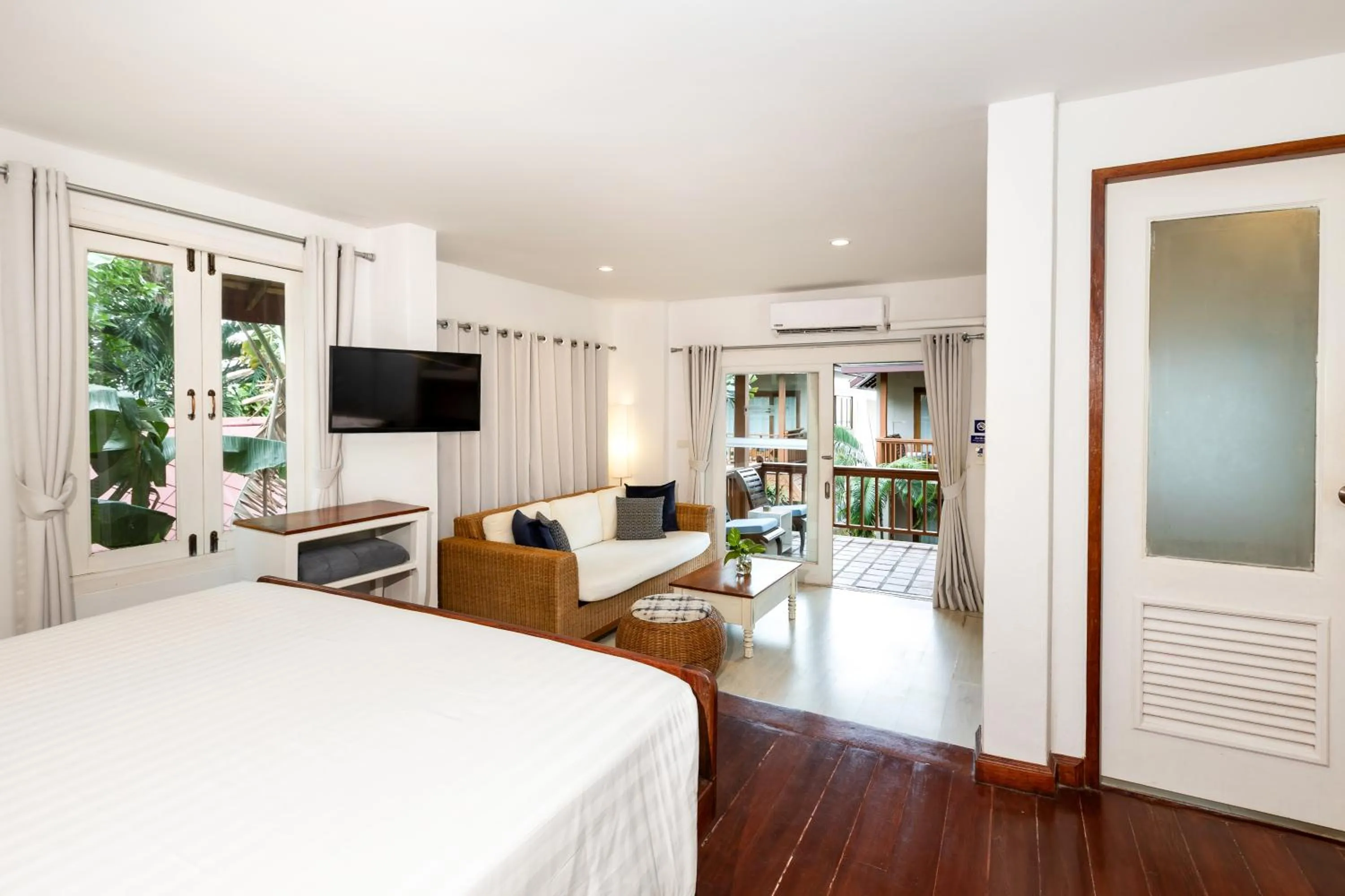 Balcony/Terrace, Bed in Malibu Beach Resort