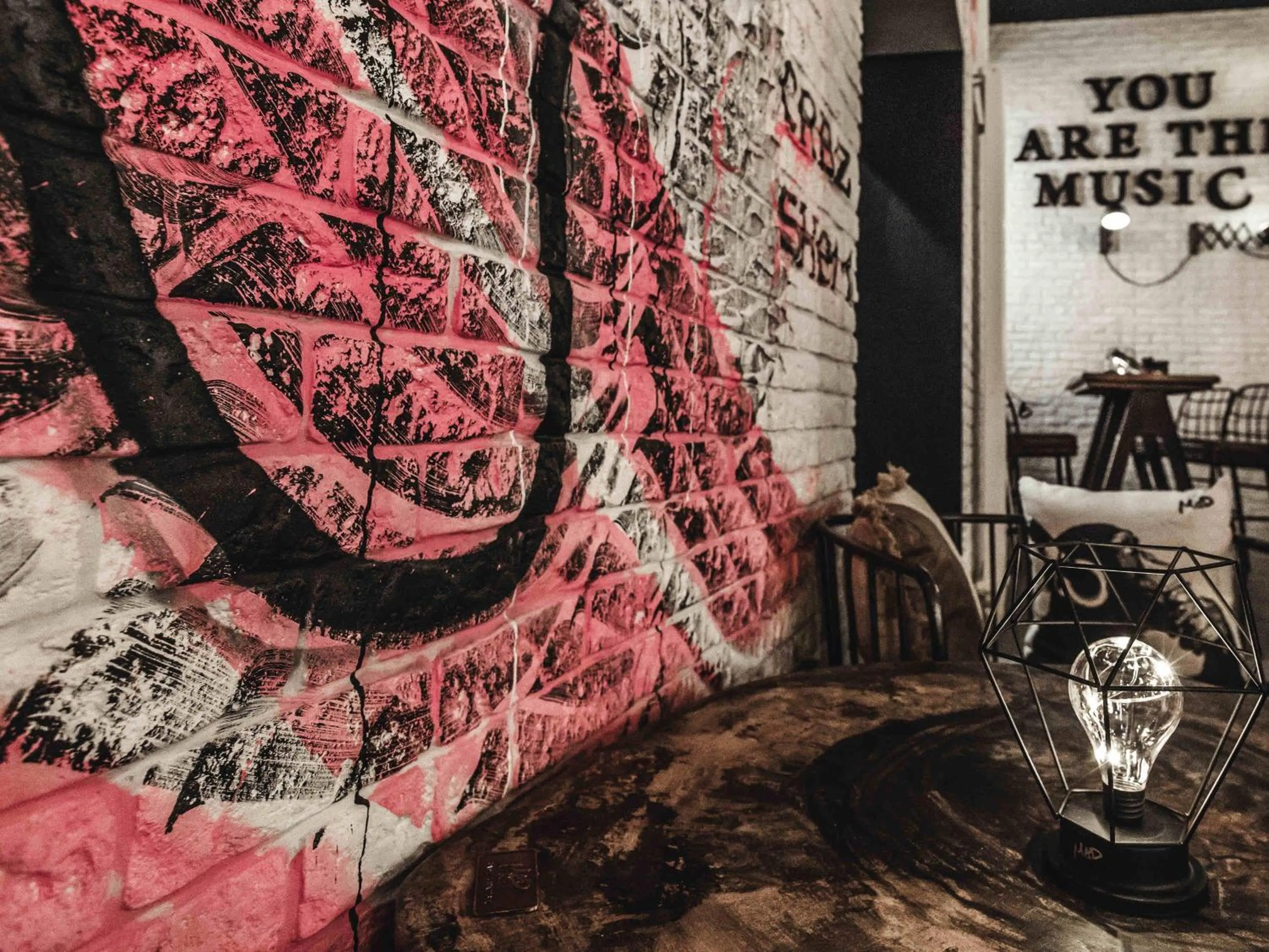 Restaurant/places to eat in ibis Styles Lausanne Center MadHouse