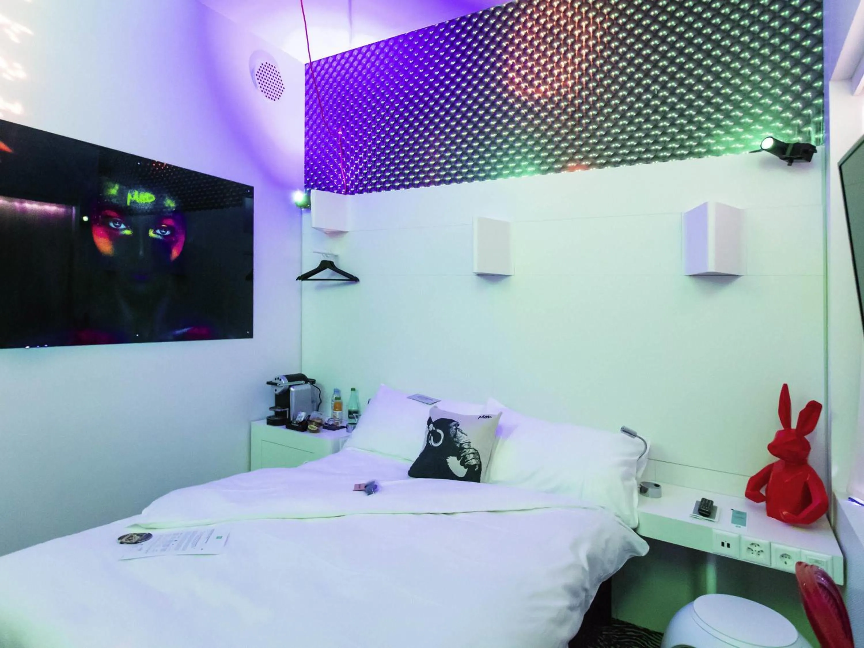 Bedroom, Bed in ibis Styles Lausanne Center MadHouse