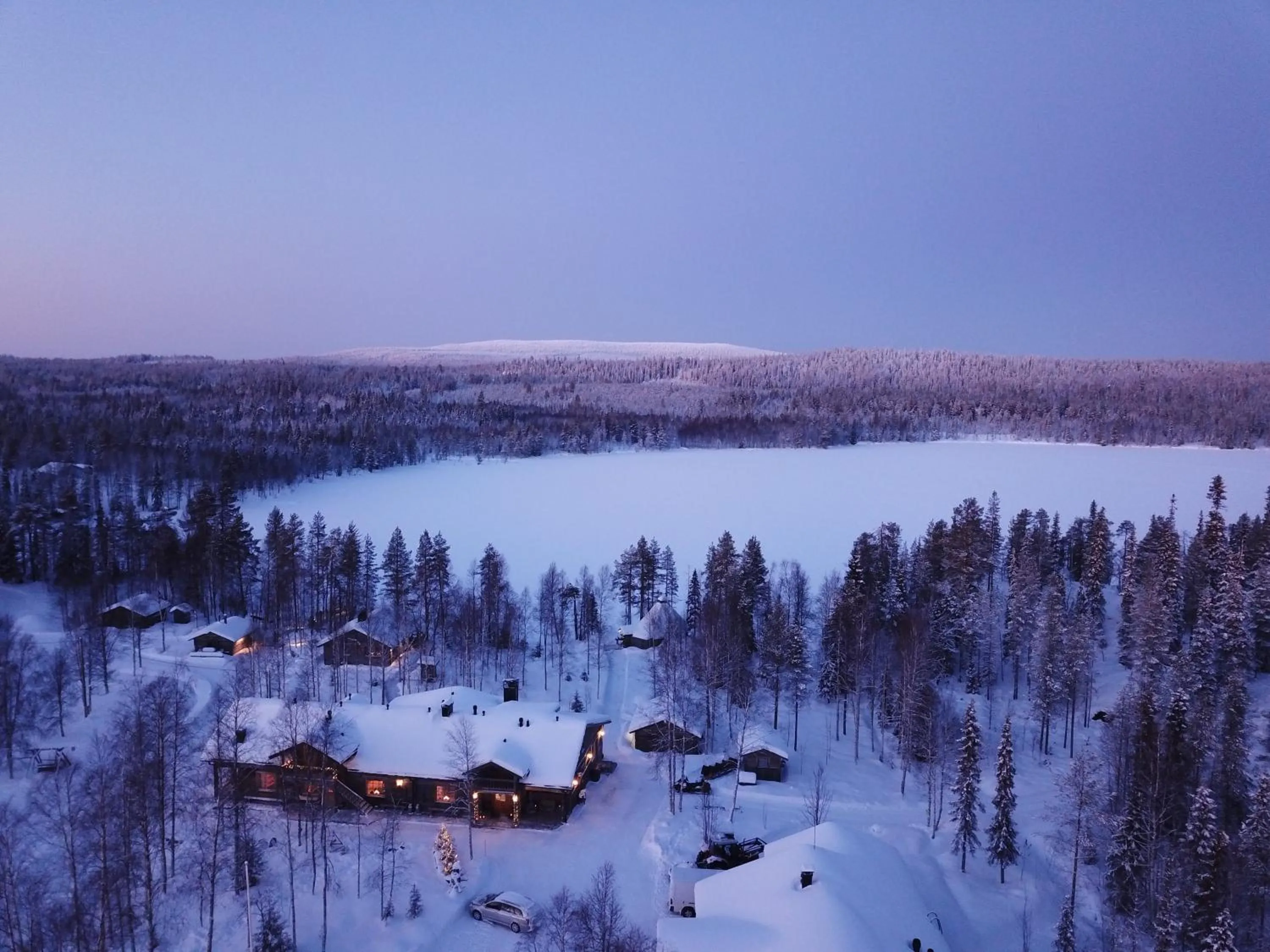 Isokenkäisten Klubi - Wilderness Lodge
