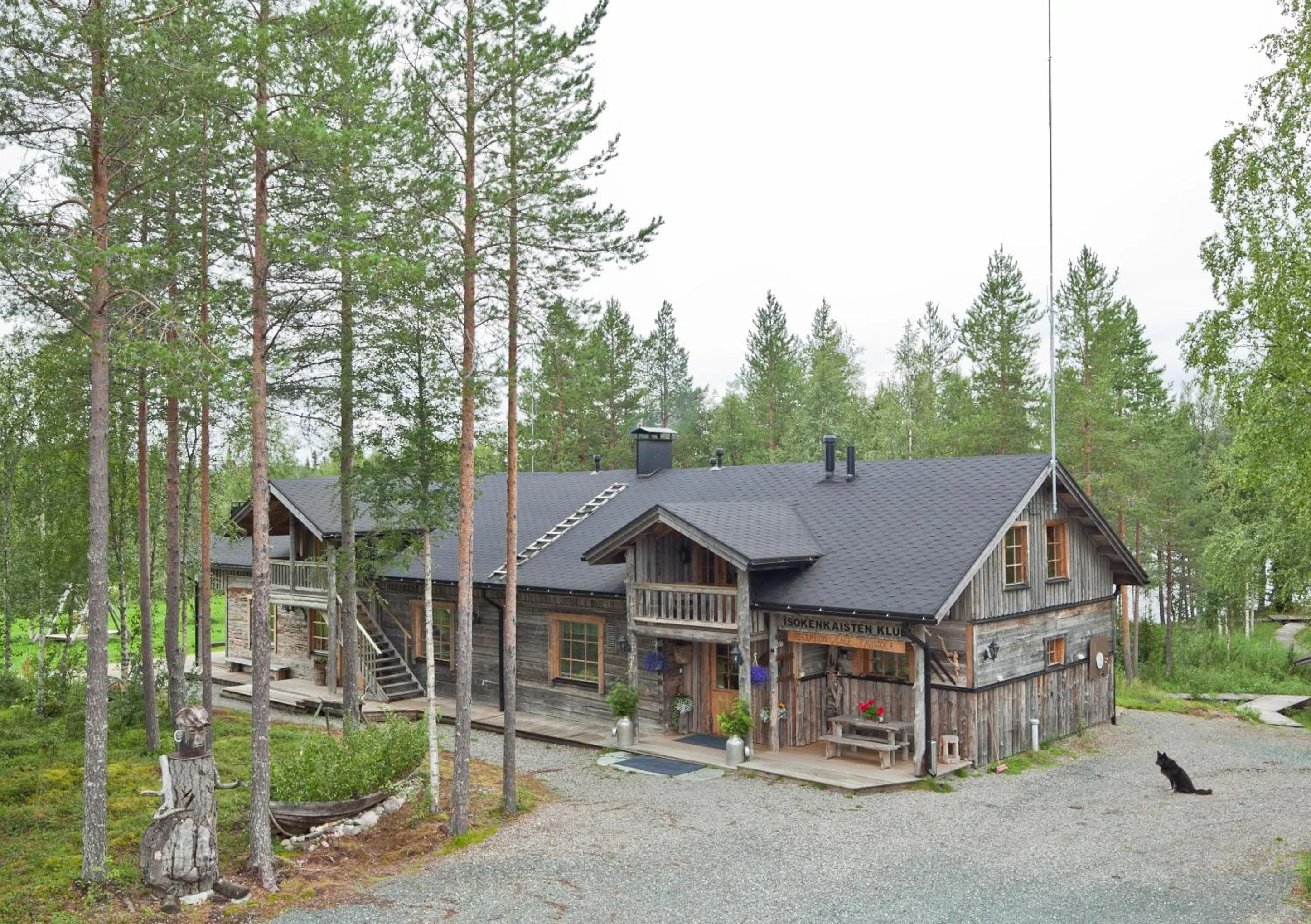 Isokenkäisten Klubi - Wilderness Lodge