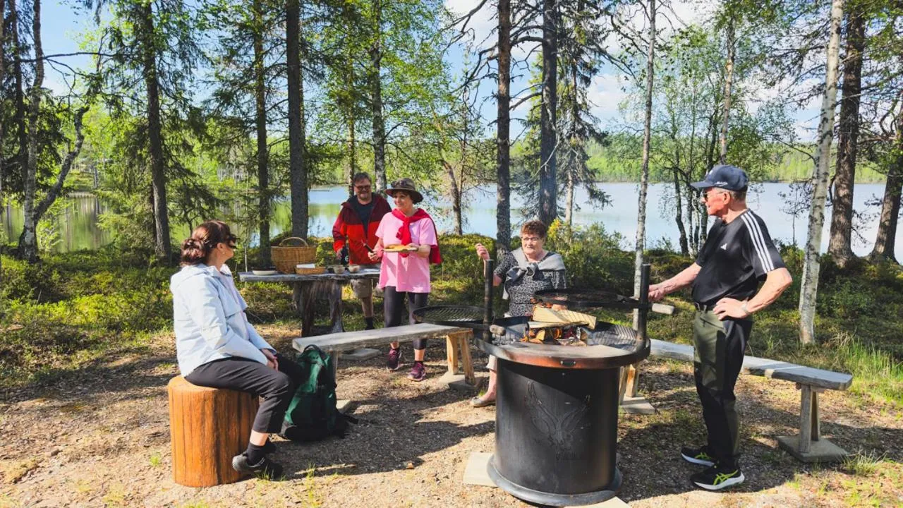 Isokenkäisten Klubi - Wilderness Lodge