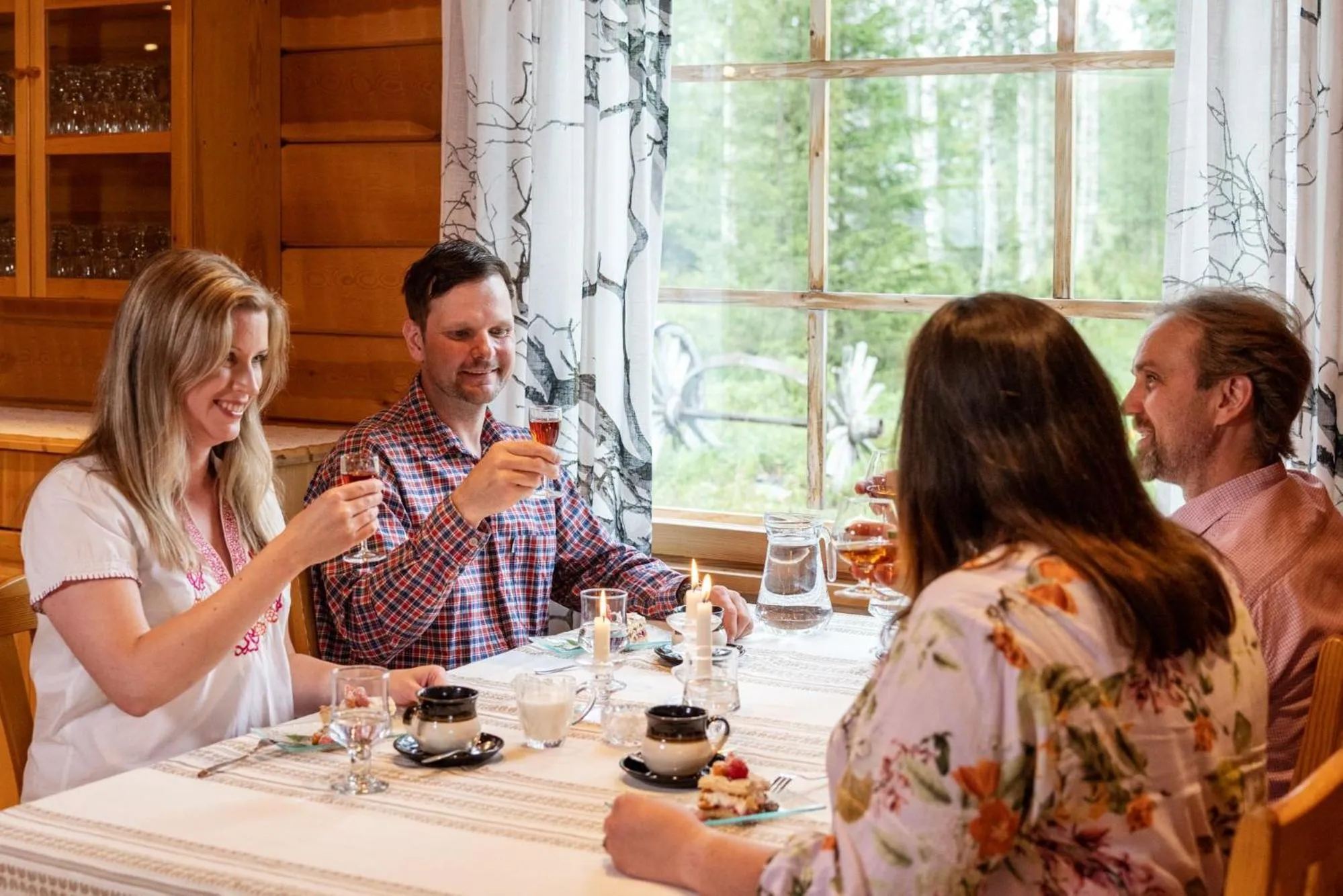 Isokenkäisten Klubi - Wilderness Lodge