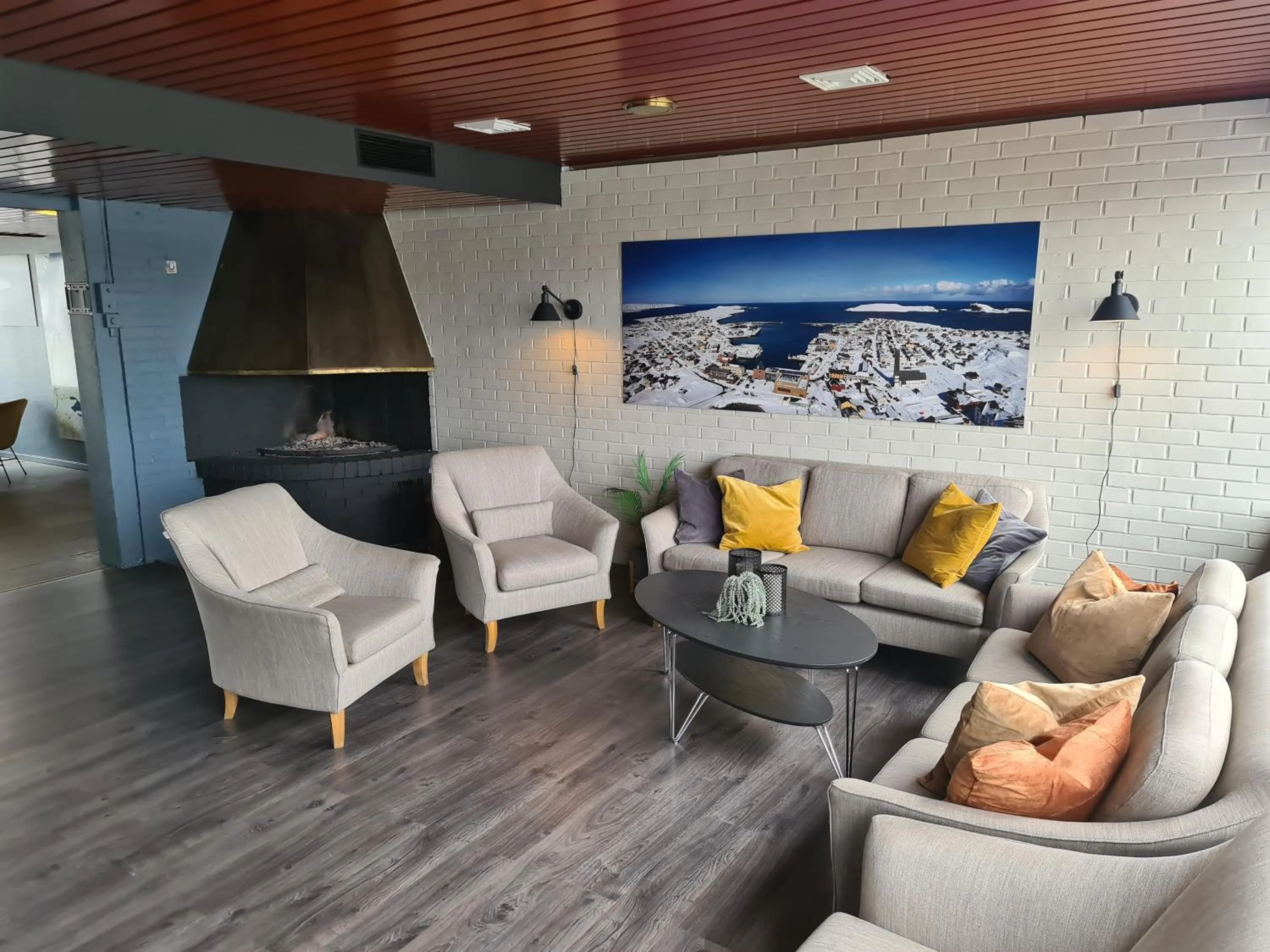 Communal lounge/ TV room in Vardø Hotel