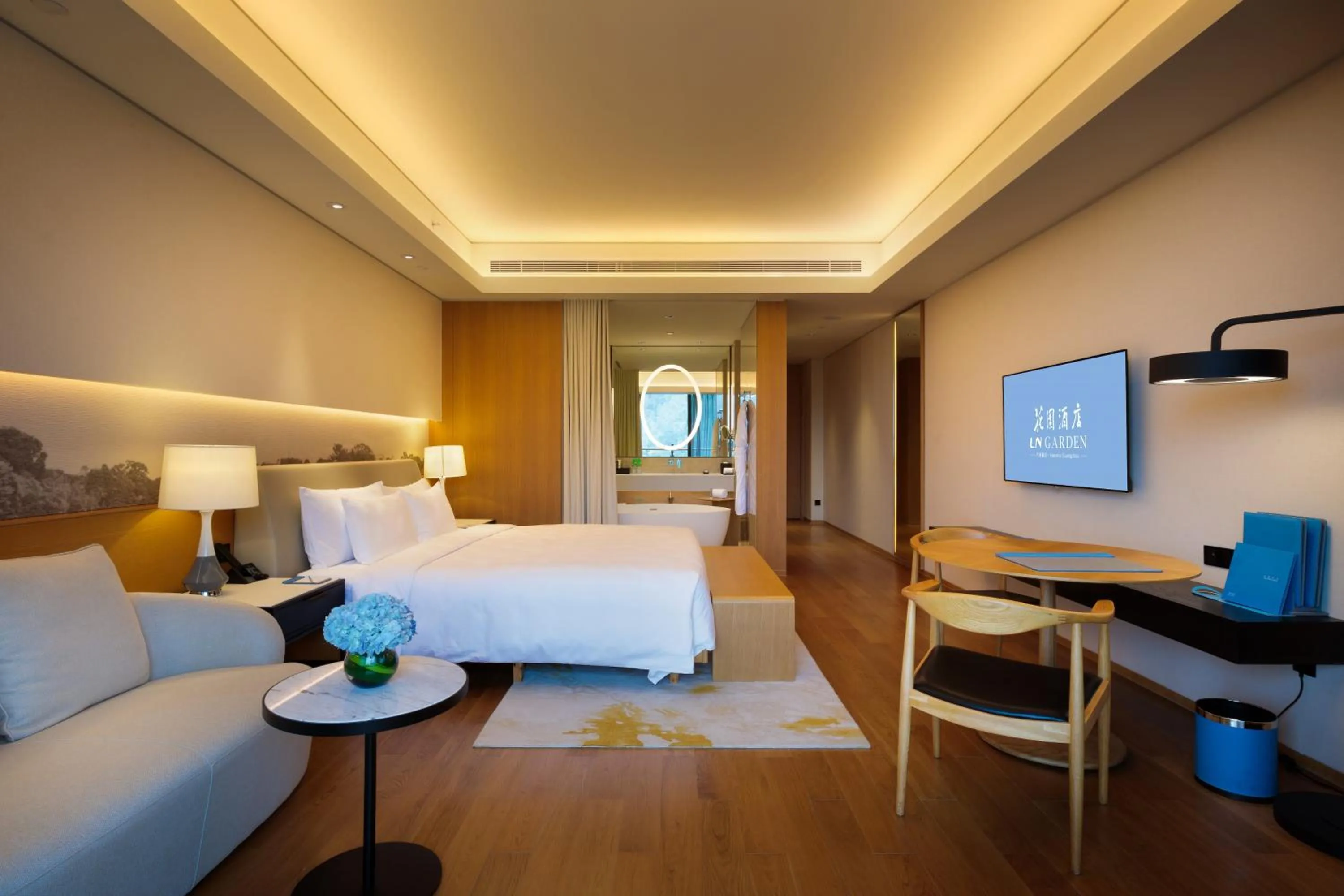 Photo of the whole room, Bed in Guangzhou Nansha Garden Hotel