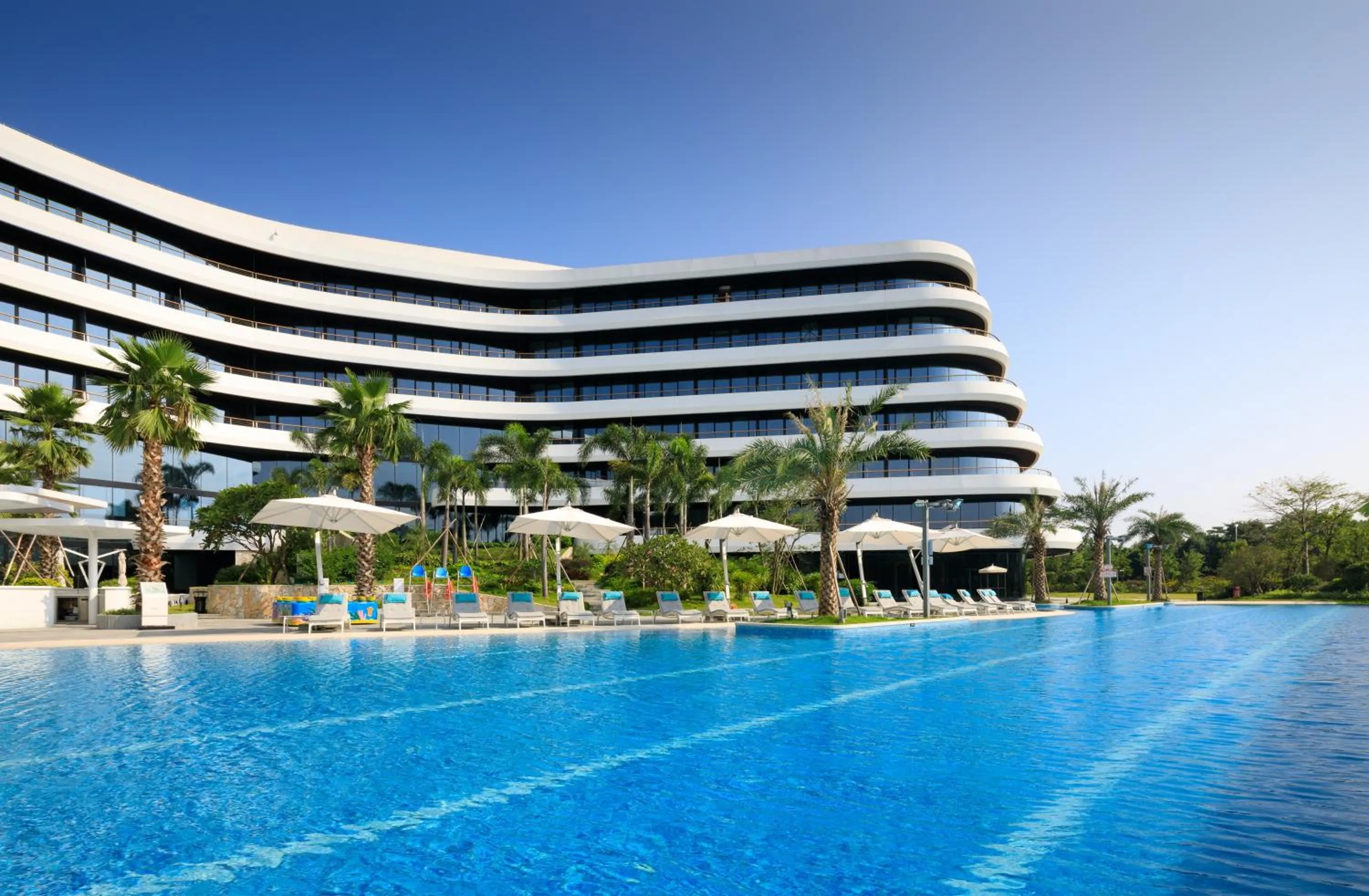 Swimming pool in Guangzhou Nansha Garden Hotel