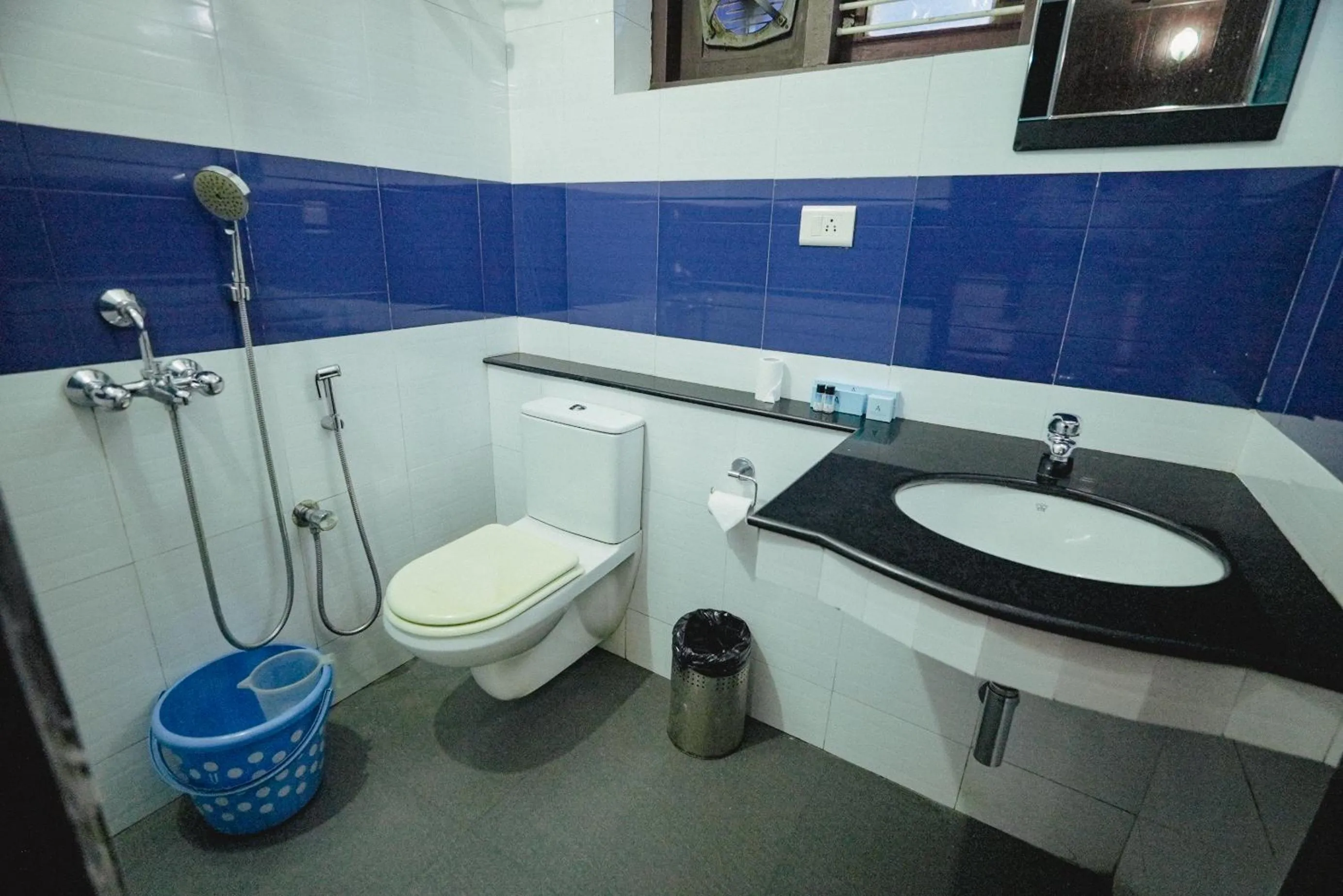 Toilet in Raja Park Beach Resort