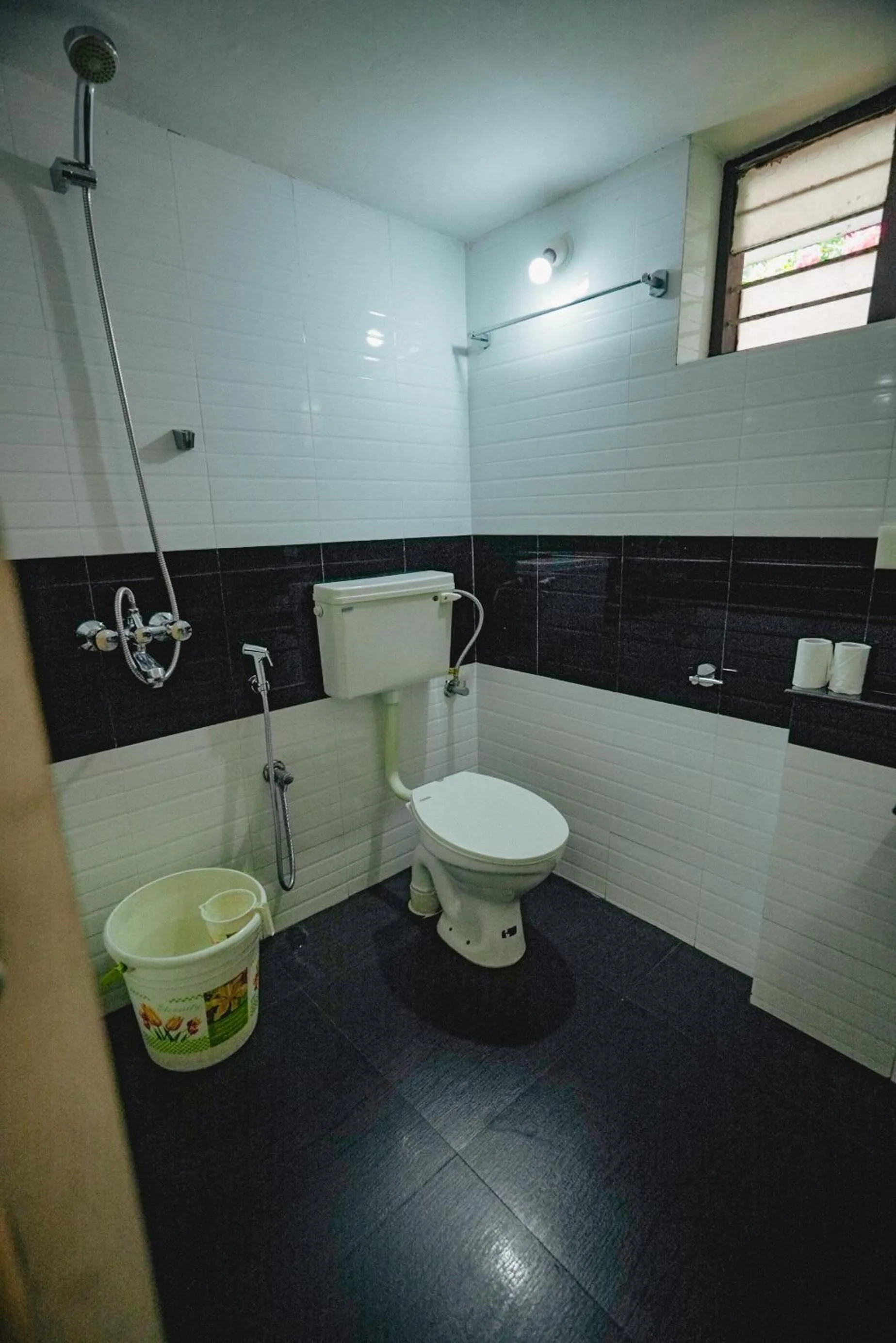 Toilet in Raja Park Beach Resort