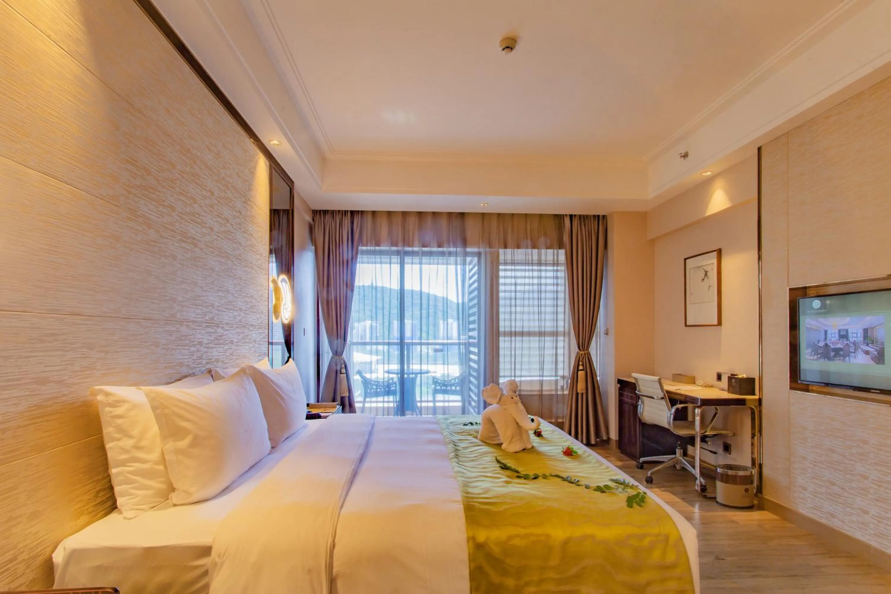 Photo of the whole room, Bed in YueXin Tomorrow Hotel Sanya