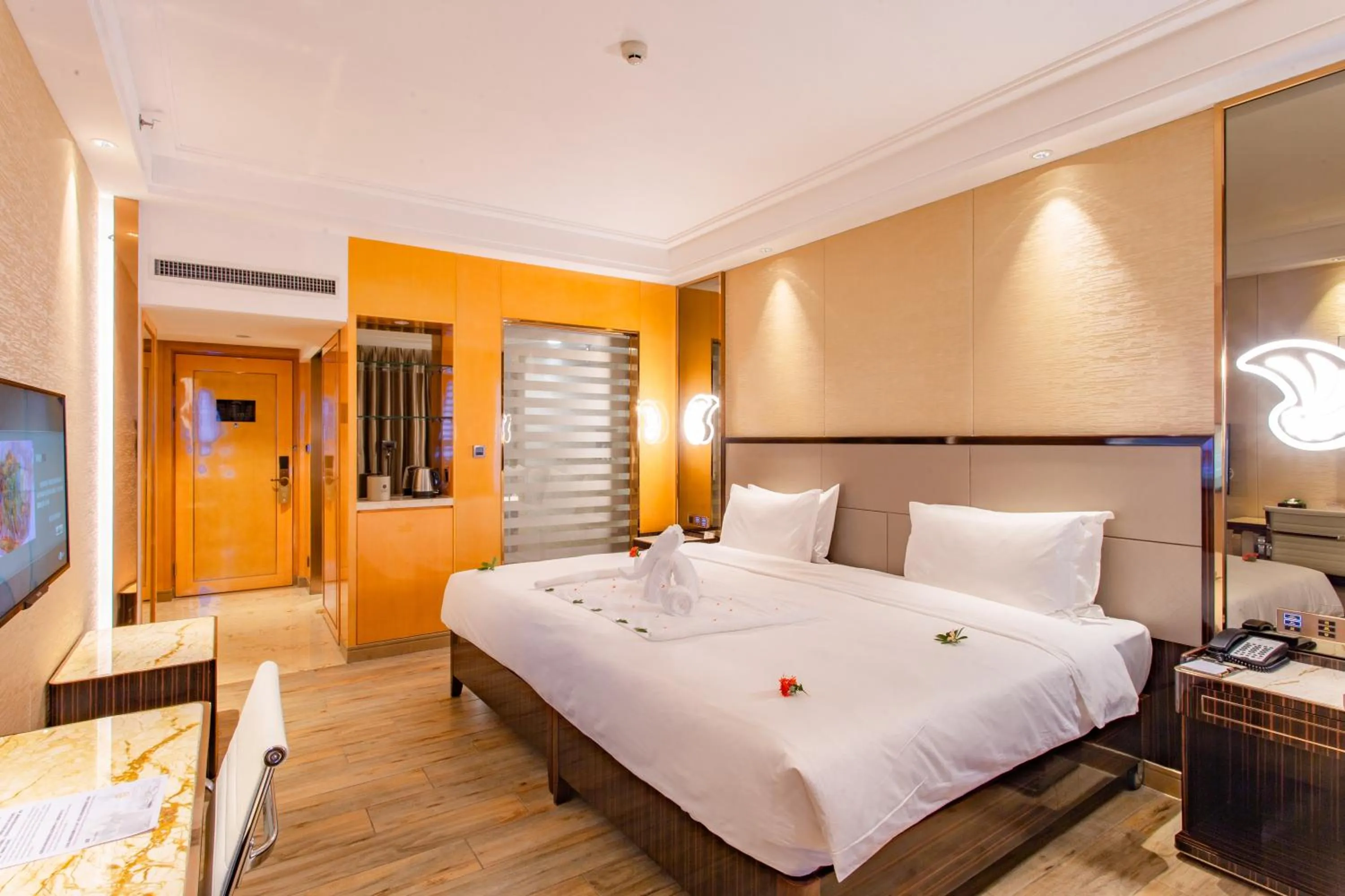 Photo of the whole room, Bed in YueXin Tomorrow Hotel Sanya