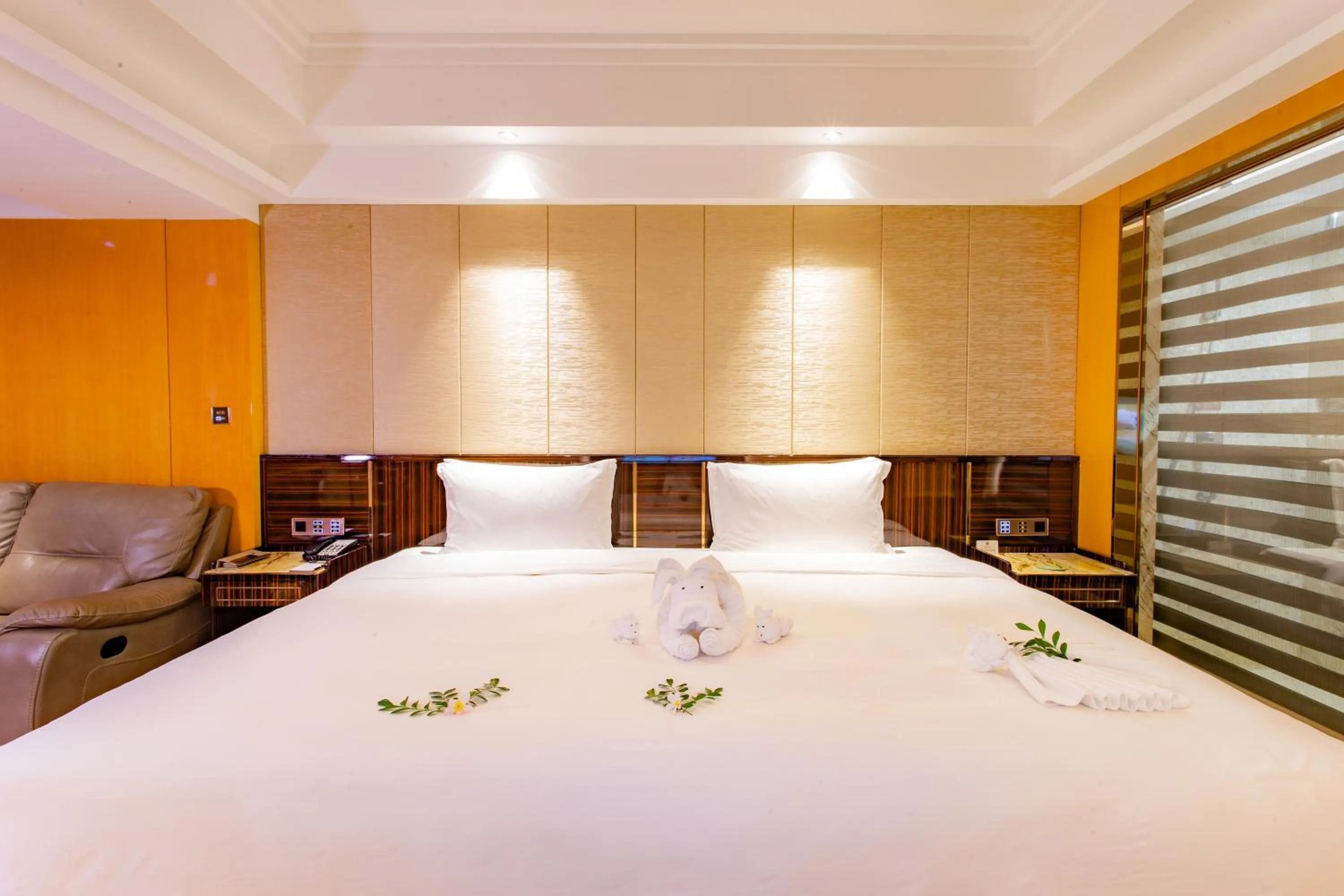 Photo of the whole room, Bed in YueXin Tomorrow Hotel Sanya