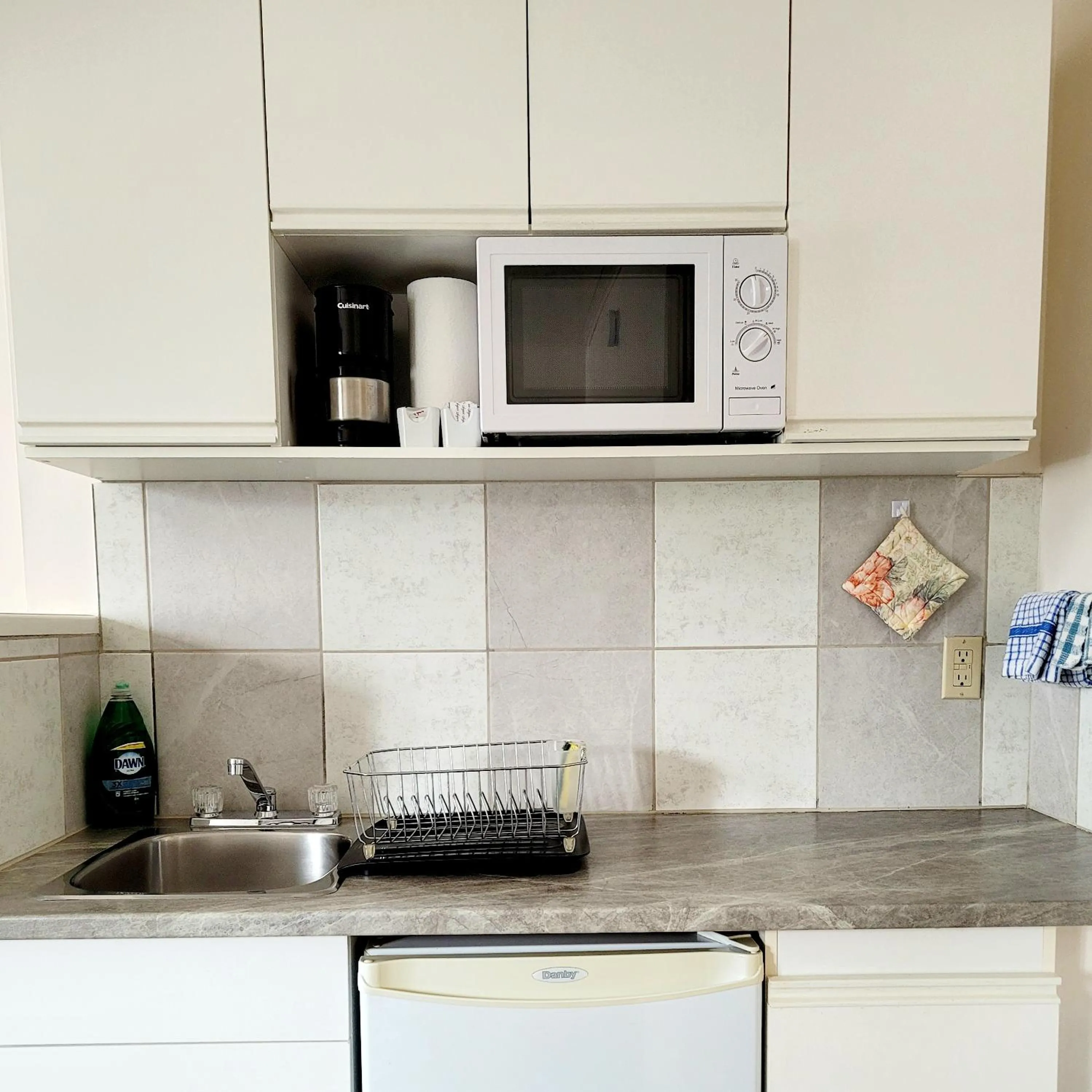 Kitchen or kitchenette in Lido Motel
