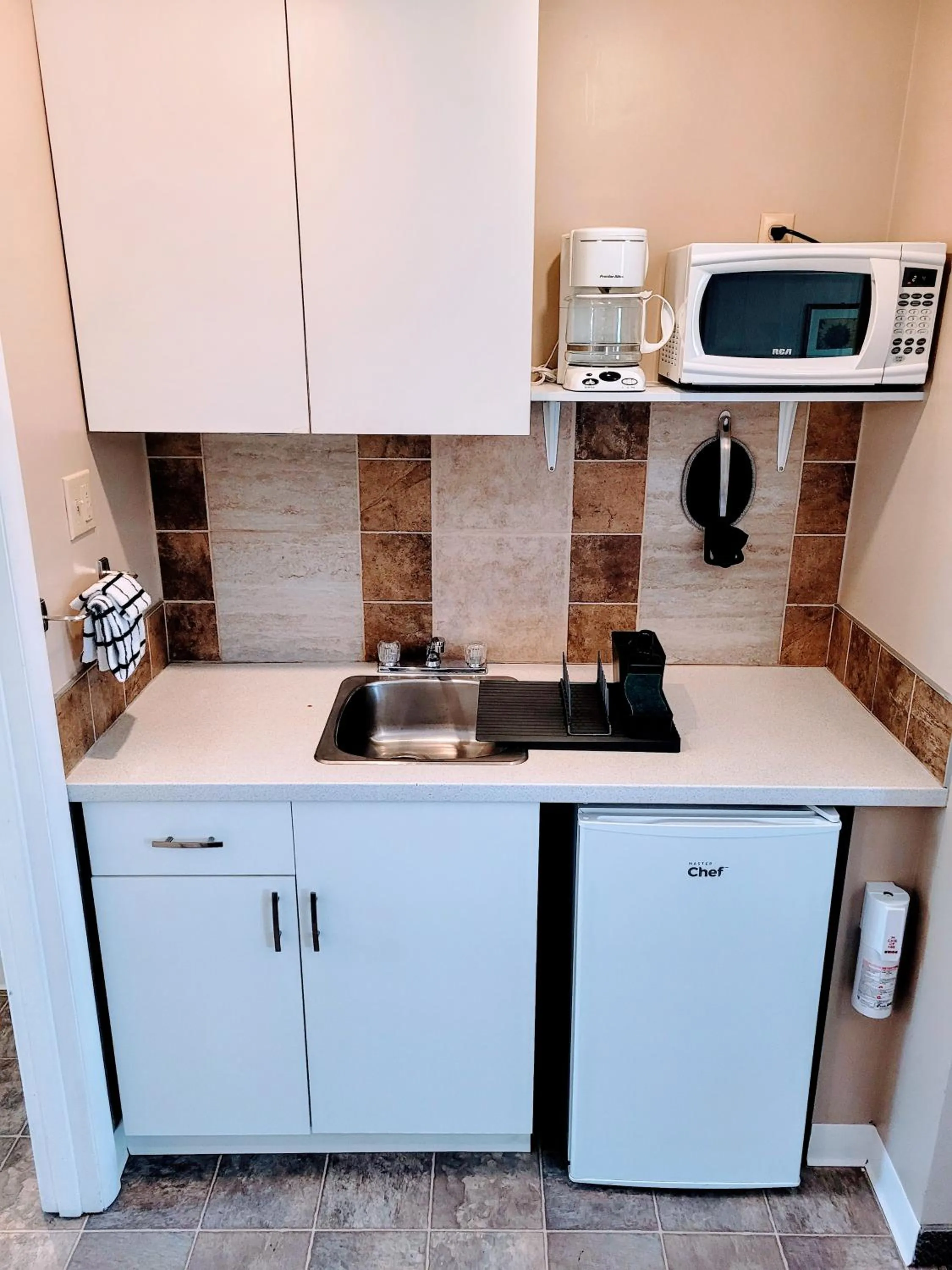 Kitchen or kitchenette in Lido Motel