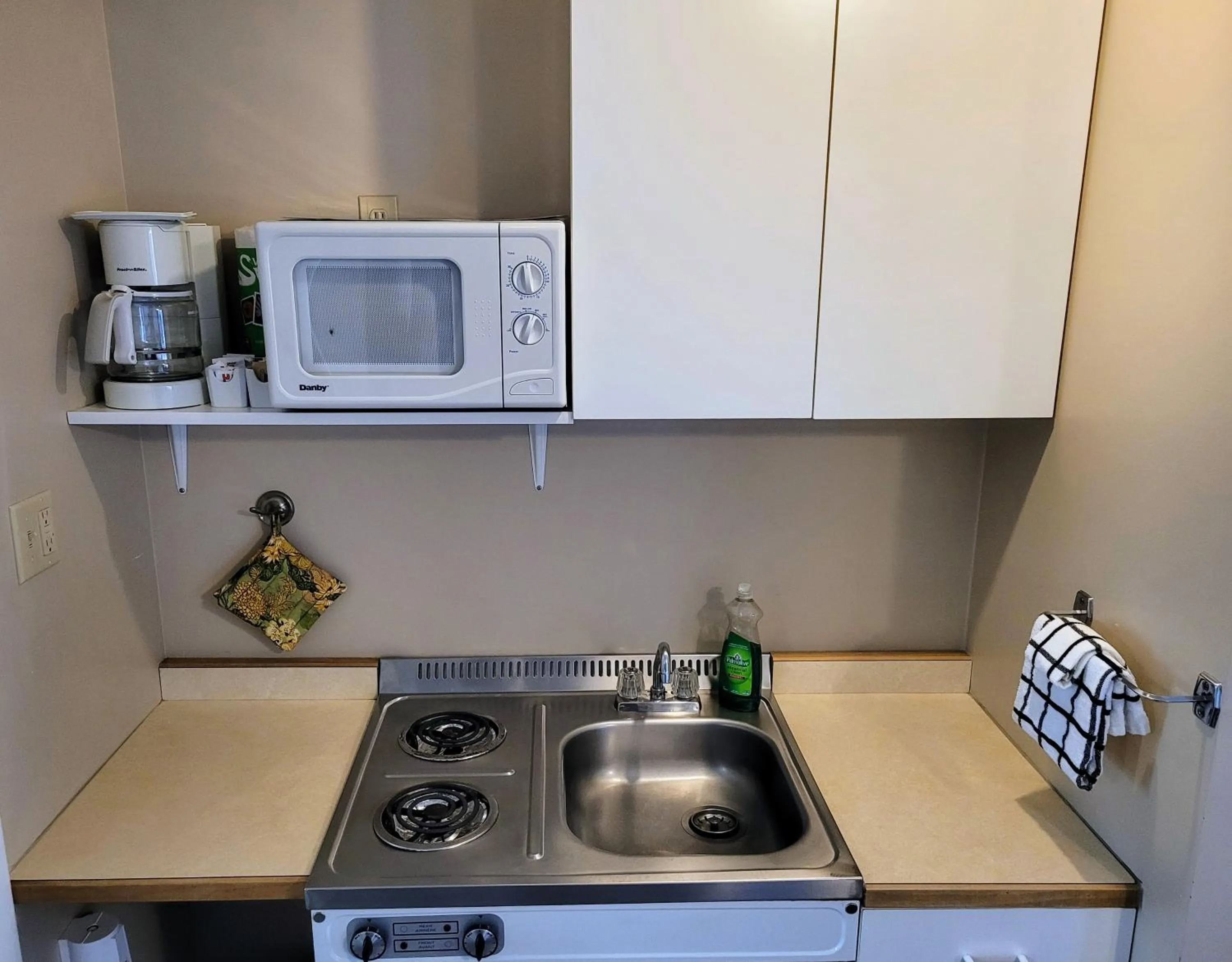 Kitchen or kitchenette in Lido Motel
