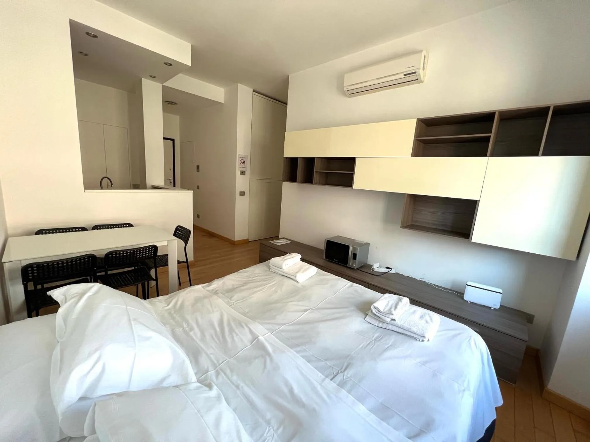 Dining area, Bed in Luciano Laterani Guest House