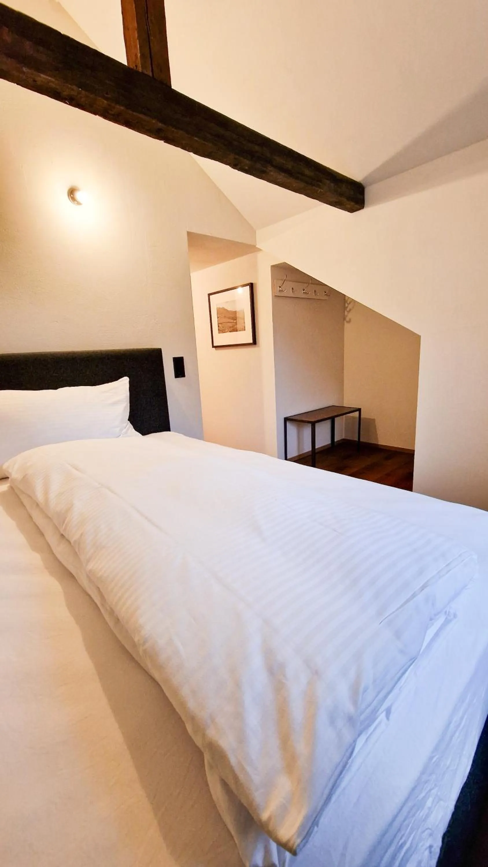 Photo of the whole room, Bed in Drei Könige